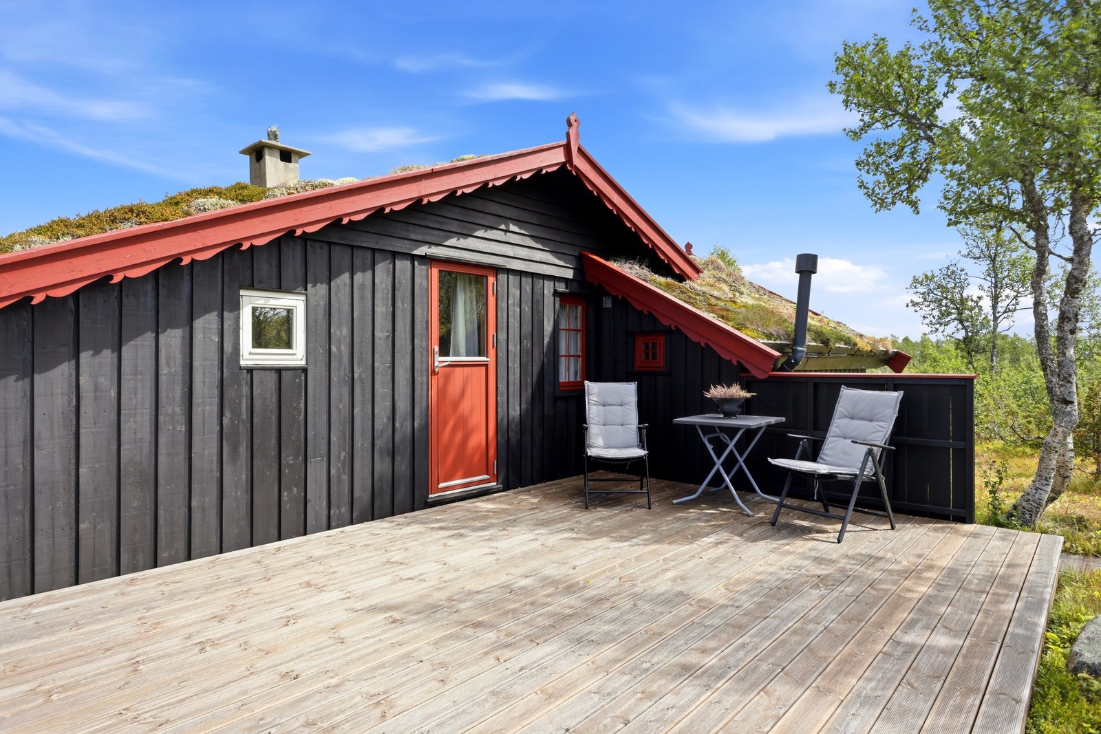 Romslig, vestvendt terrasse med utsikt til Falkenuten Galleribilde