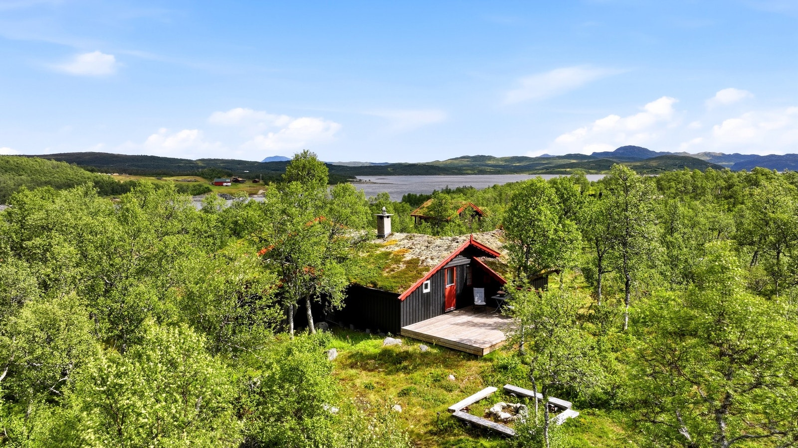 Fra hytta er det ca. 100 meter ned til vannet hvor man også har båtplass Galleribilde