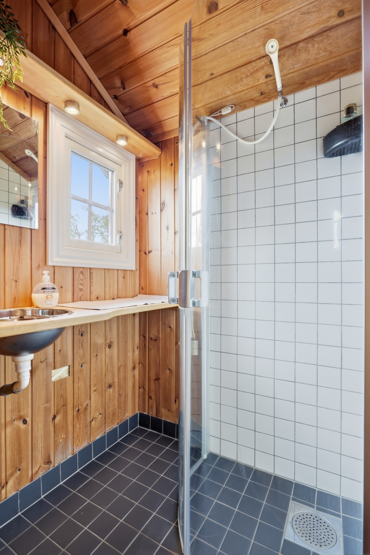 Dusjrom. Det er ikke innlagt vann til hytta, men til hyttevegg fra borrehull Galleribilde