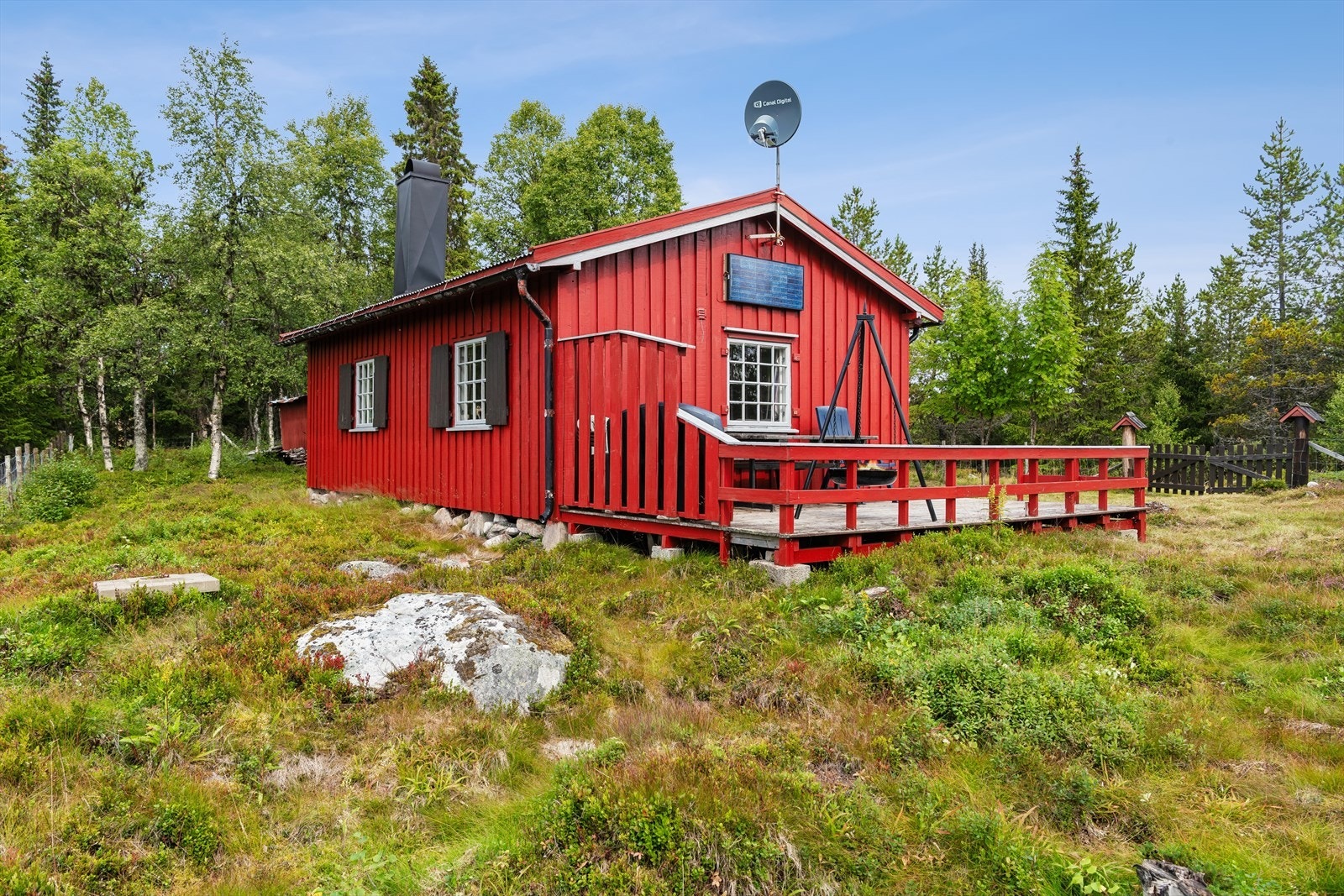 Taket er en saltakskonstruksjon tekket med bølgeblikk, og pipen er helbeslått. Galleribilde