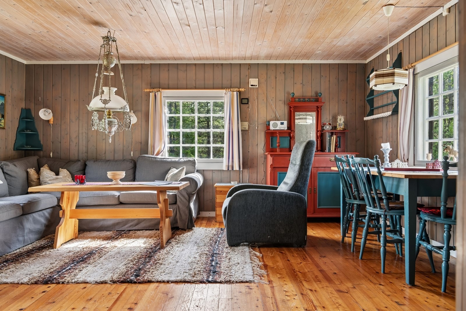 Rommet har plass til både sofagruppe og spisebord, med strøm fra solcelleanlegg. Galleribilde