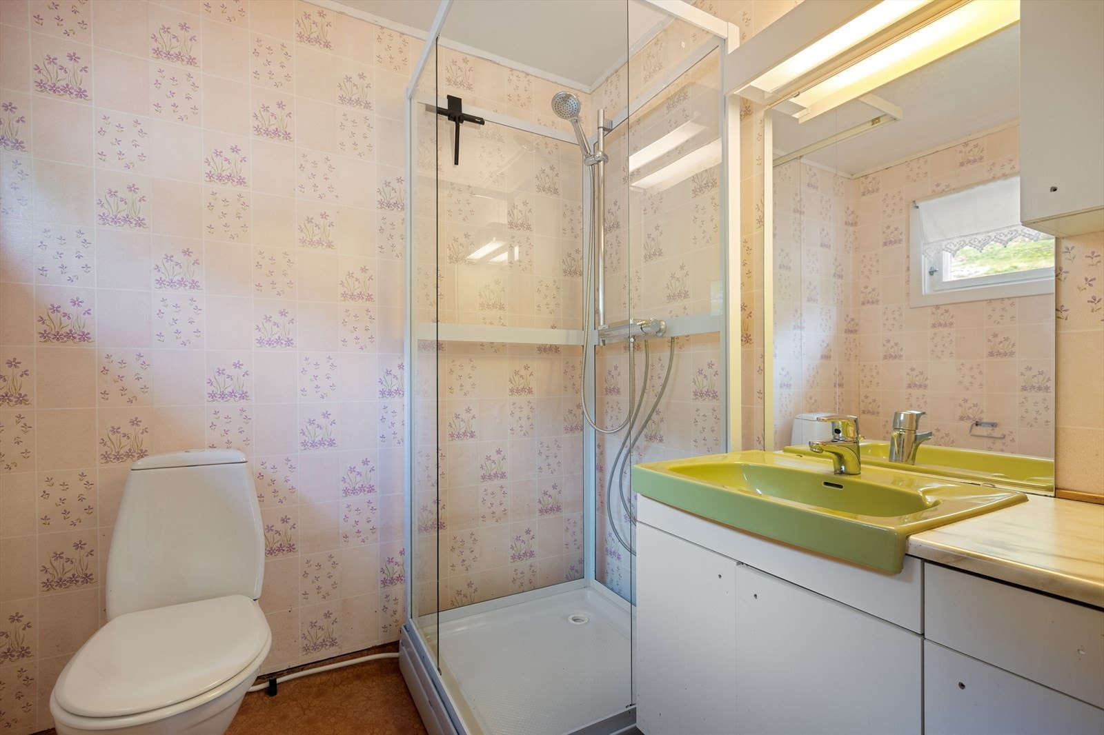 Badet er en del av tilbygget fra 1960/70. Badet har belegg på gulvet og tapet på vegger. Galleribilde
