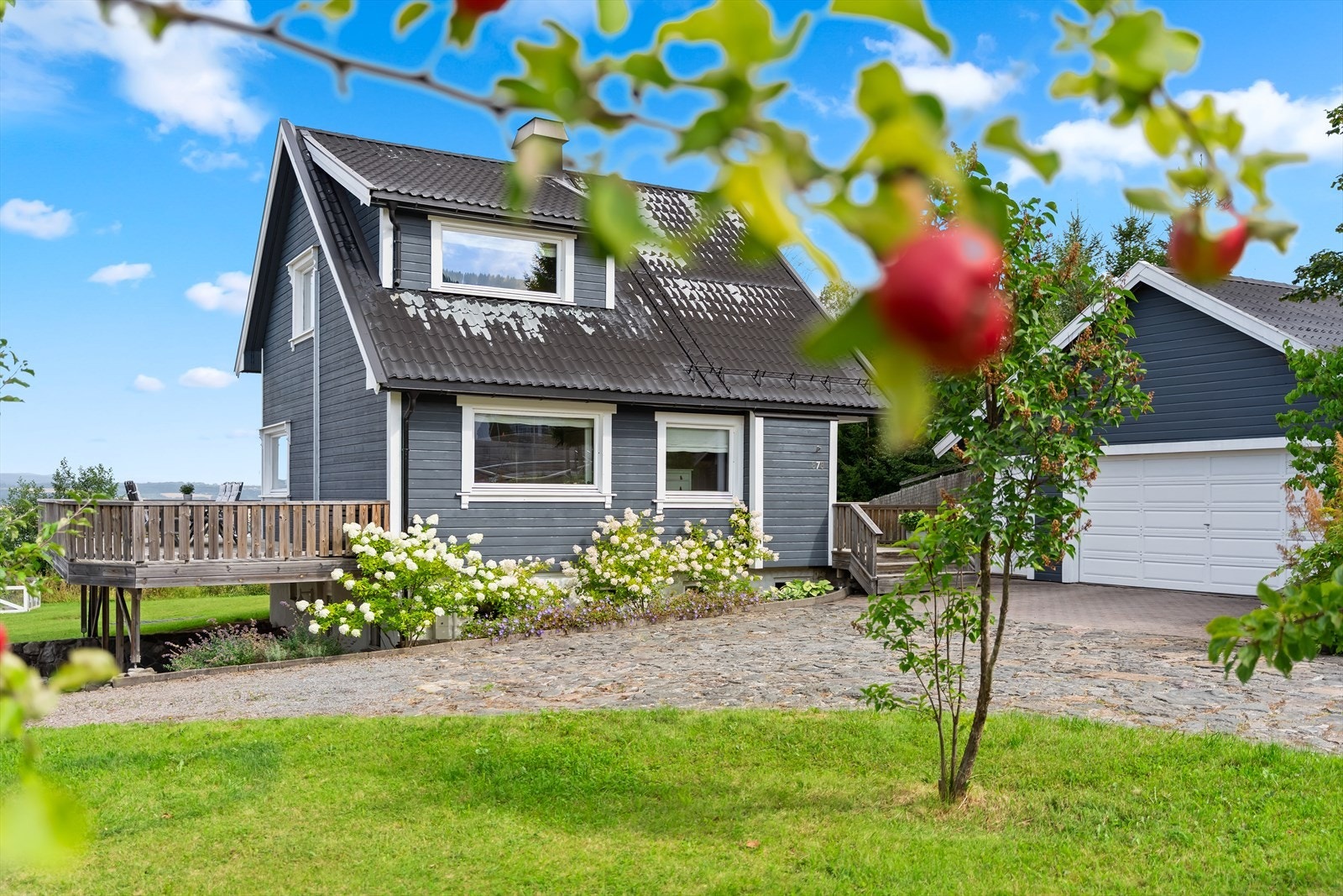 Parkering i dobbelgarasje og biloppstillingsplasser på gårdsplass. Galleribilde
