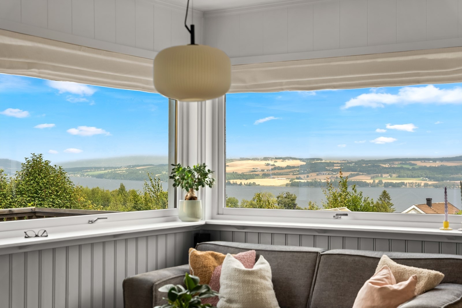 Fra boligen har man panoramautsikt over Mjøsa og landlige omgivelser. Galleribilde
