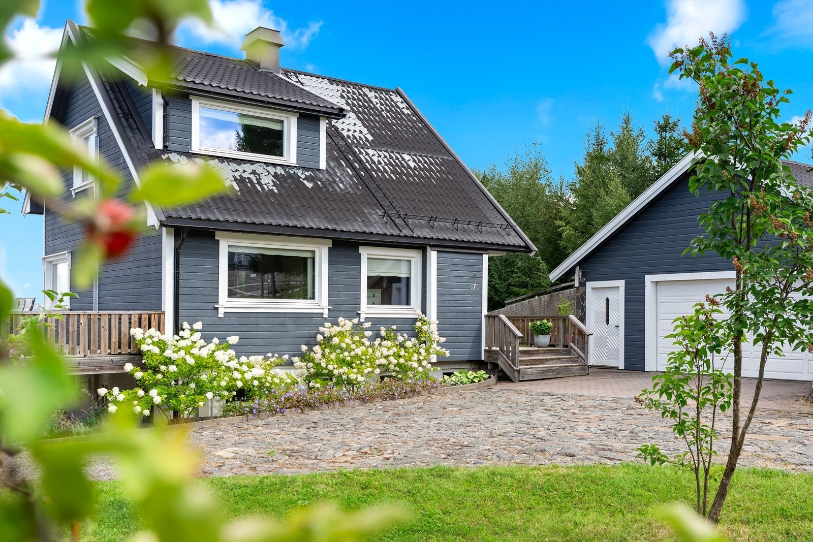 Boligen ligger idyllisk plassert på Nordlia med vidtstrakte utsikter over Mjøsa og kort vei til både skole, barnehage, friluftsområder, Gjøvik sentrum m.m. Galleribilde