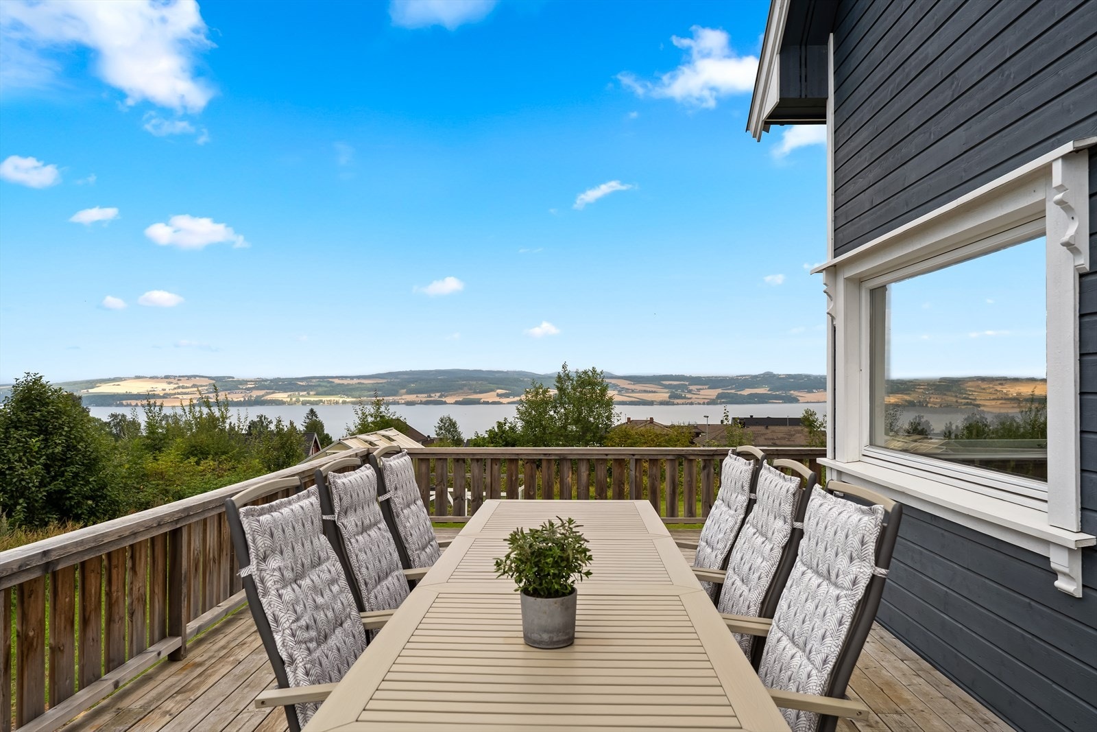Boligen har en veranda på hele 78m² og panoramautsikt over Mjøsa. Galleribilde