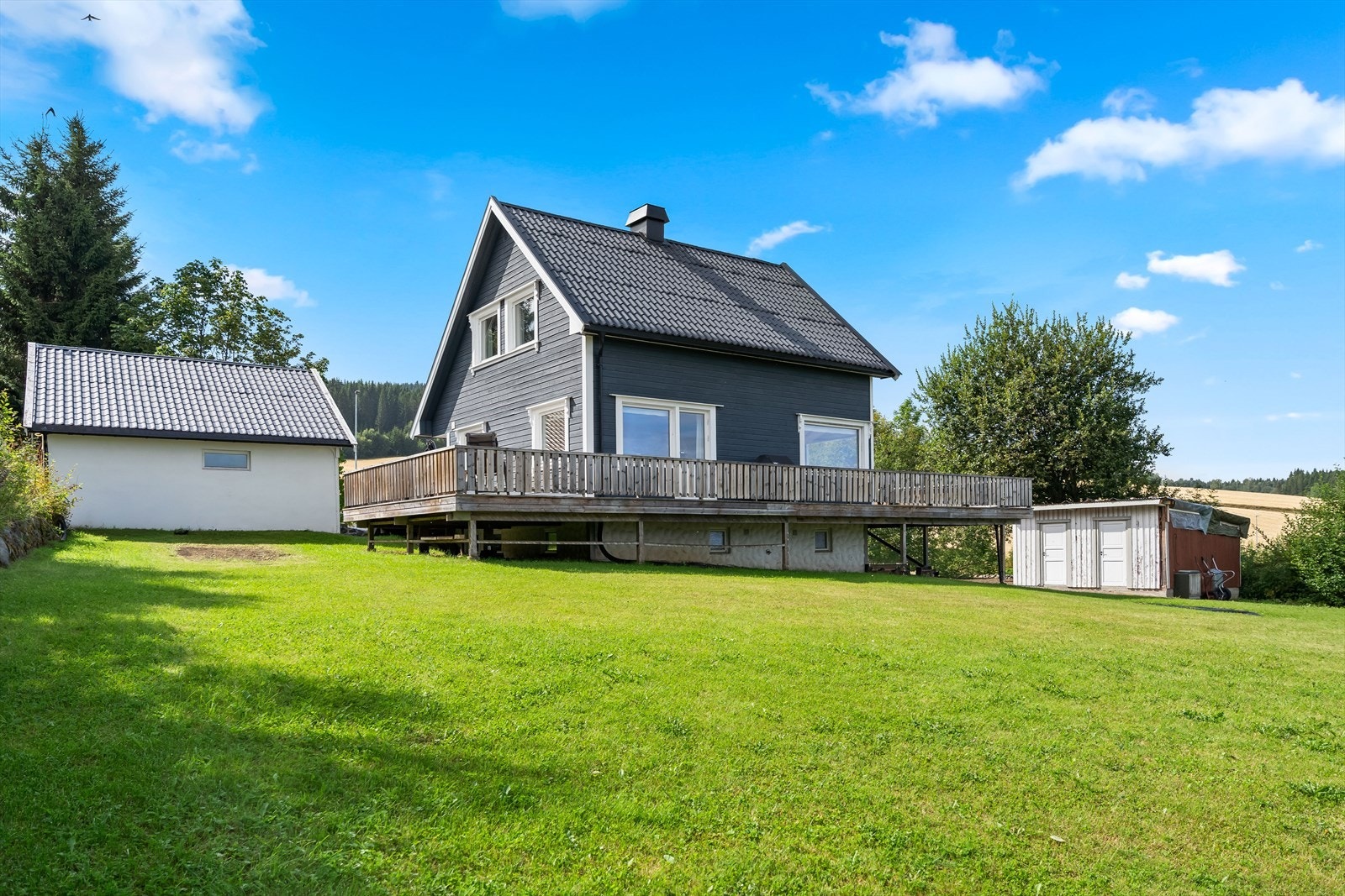 Eiendommen har en stor og pent opparbeidet hagedel. Galleribilde