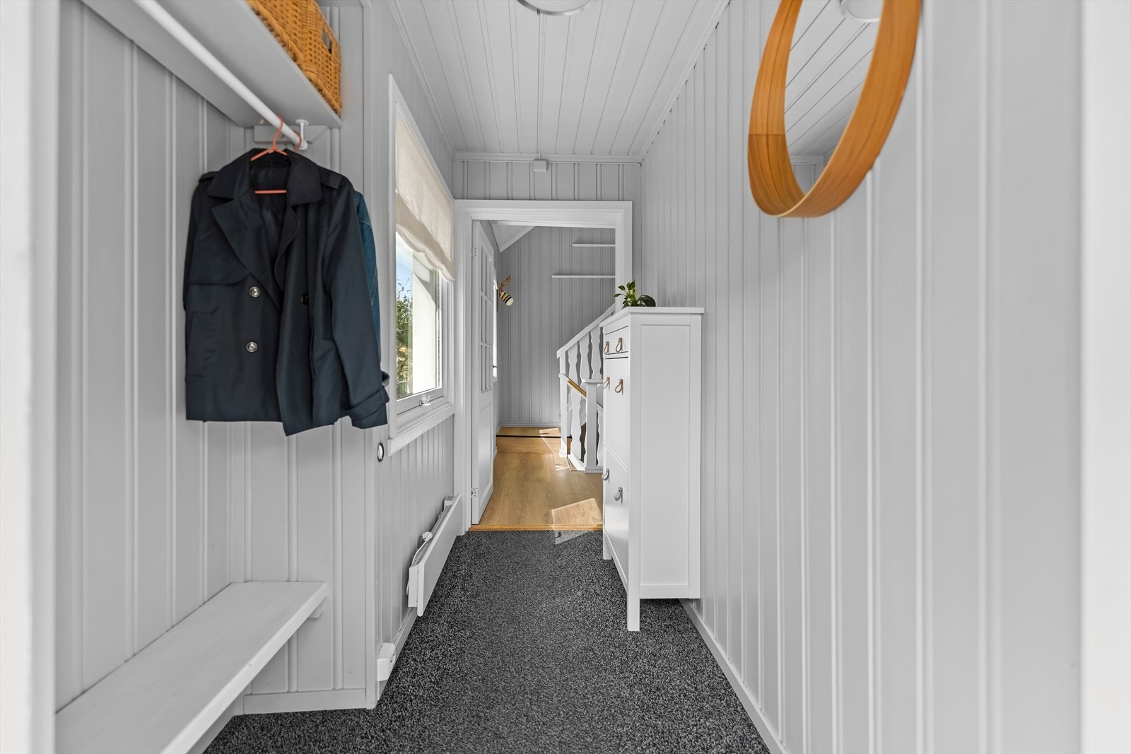 Inngangsparti med oppbevaringsplass. Galleribilde