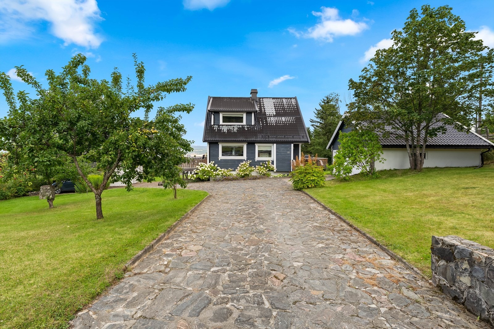 Nordvik Eiendomsmegling v/Anette Ruud Haugen presentere Nordlivegen 878. En velholdt enebolig på 160 m² BRA-i, oppført i 1947, beliggende på en stor og solrik tomt på 2 281 m² på rolige Nordlia. Foto: Mona Eriksen Galleribilde
