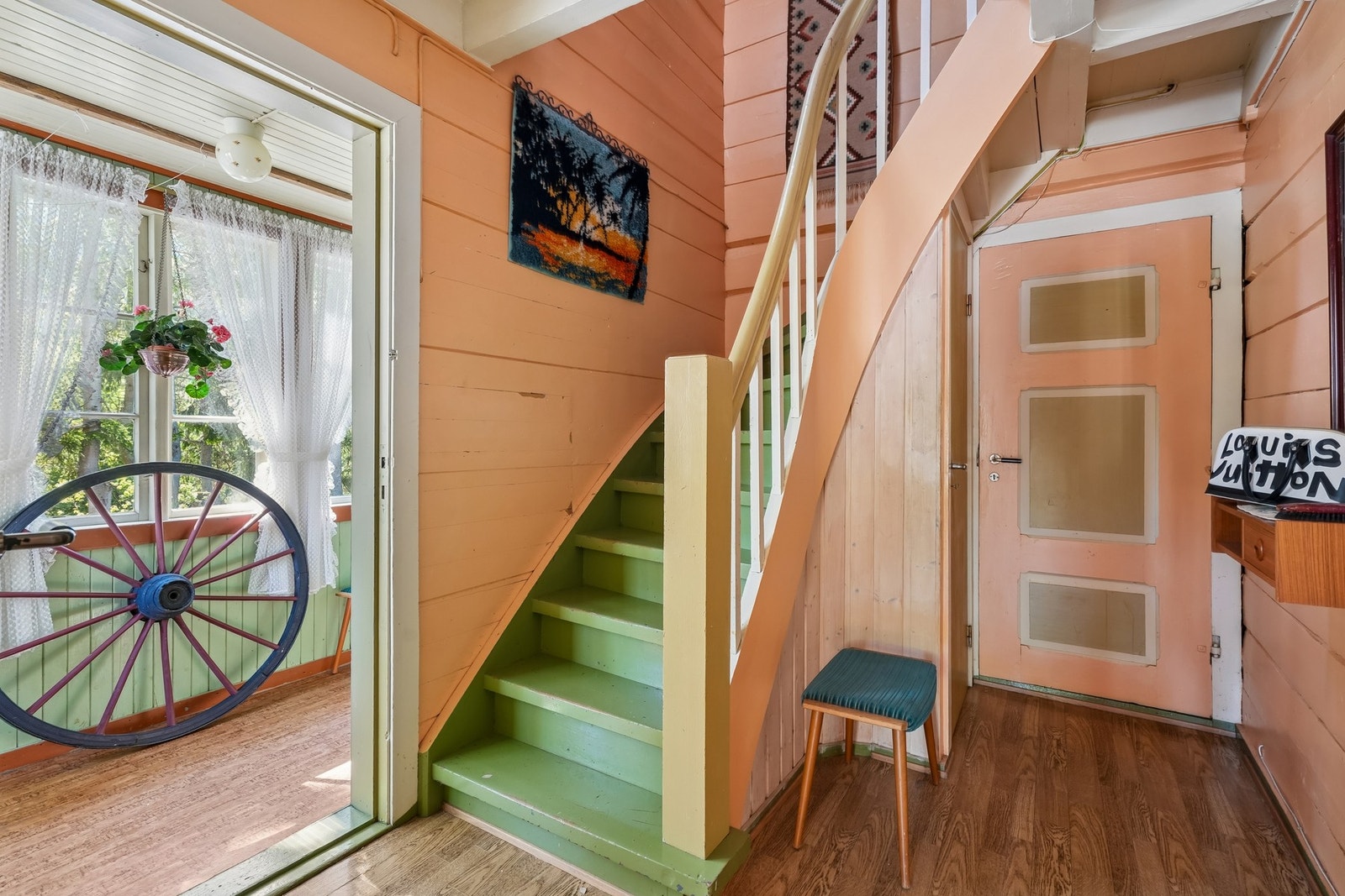 Inngangsparti med trapp til andre etasje og tilgang til veranda. Galleribilde