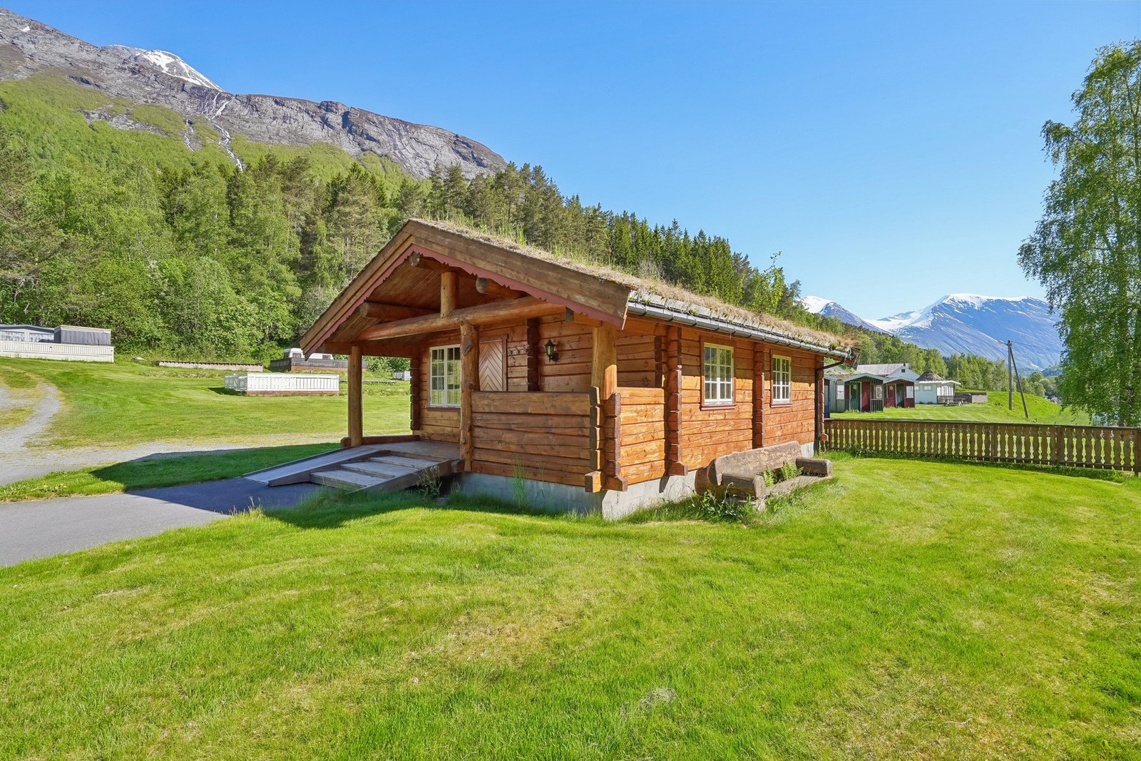 Koselig tømmerhytte for utleie, med torvtak, omringet av vakker natur og fjellutsikt. Galleribilde