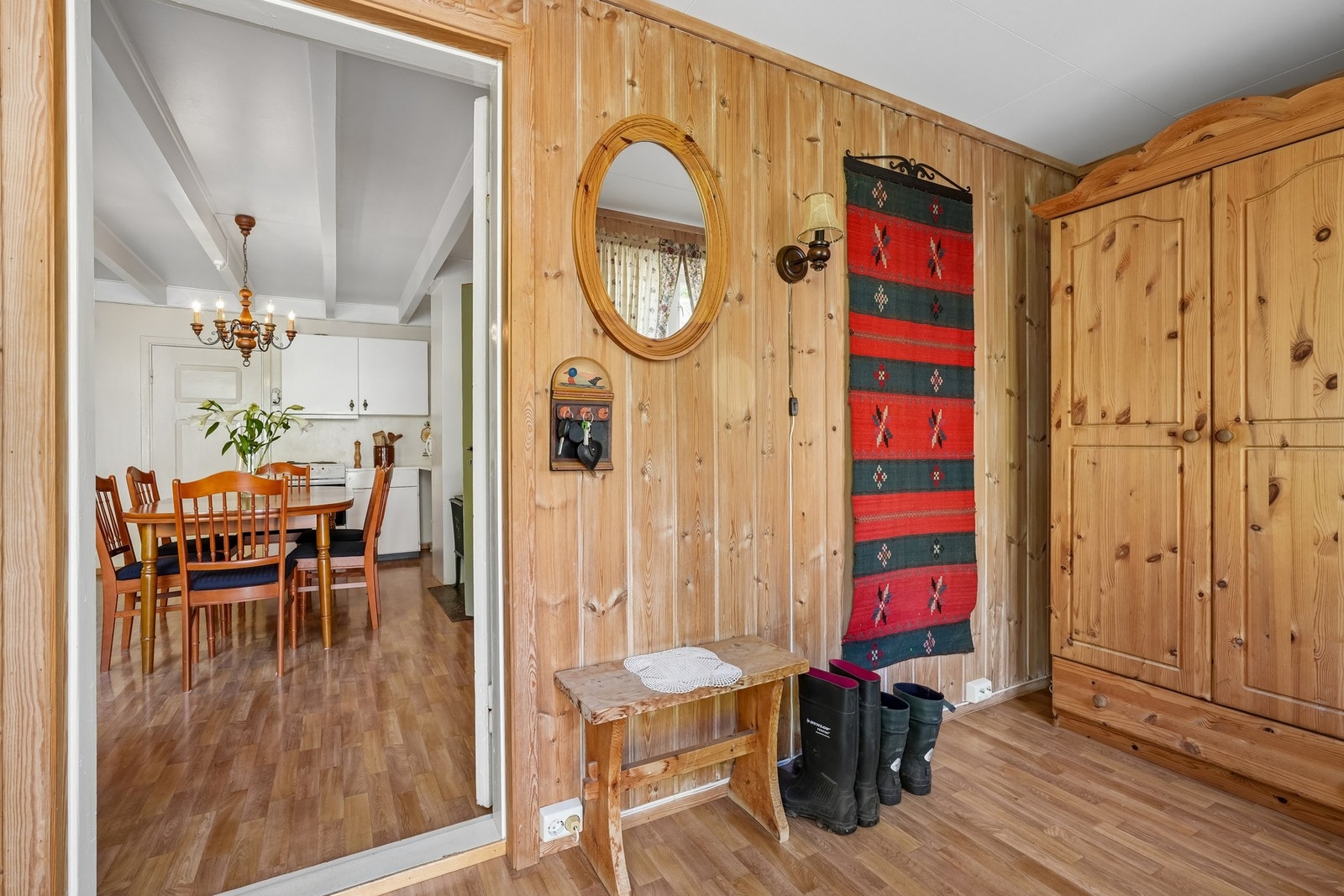 Entre med panelvegger og gjennomgang til spisestue og kjøkken. Galleribilde