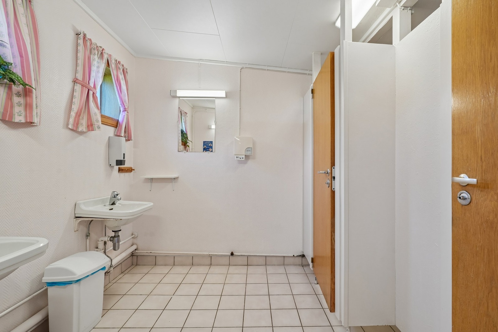 I sanitærbygget er det flere wc, servanter og dusjmulighet. Galleribilde
