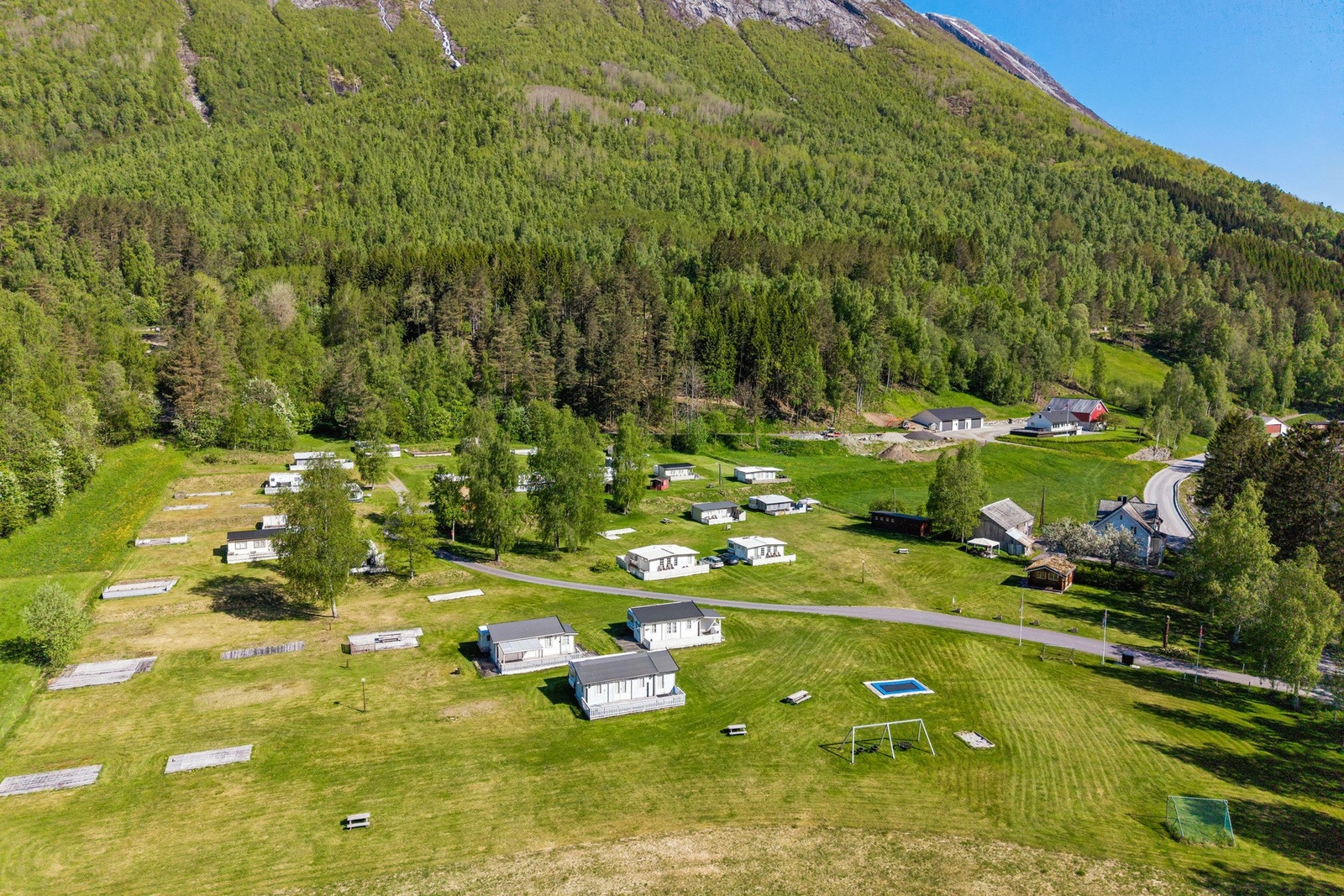 Campingplass med 20 vogner som leier fast plass, og flere tilgjengelige for kortere opphold og teltplasser. Galleribilde