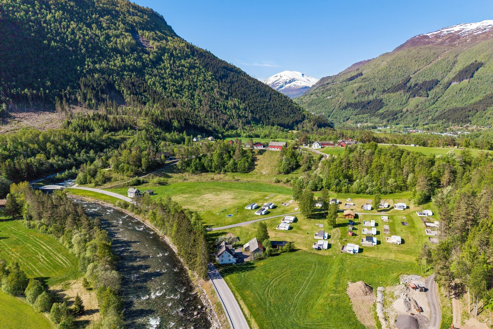 Uritunet camping er populær med sin vakre og lune beliggenhet med flotte solforhold om sommeren. Galleribilde