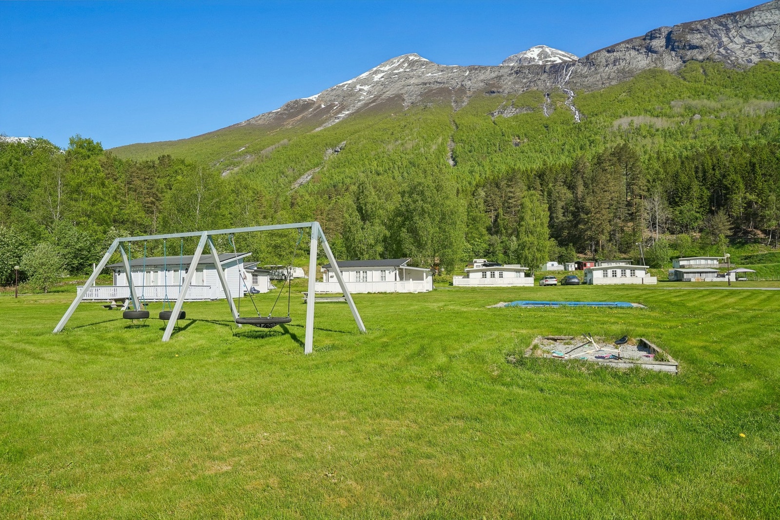 Tilrettelagt også for de minste med lekeplass med husker og sandkasse. Galleribilde