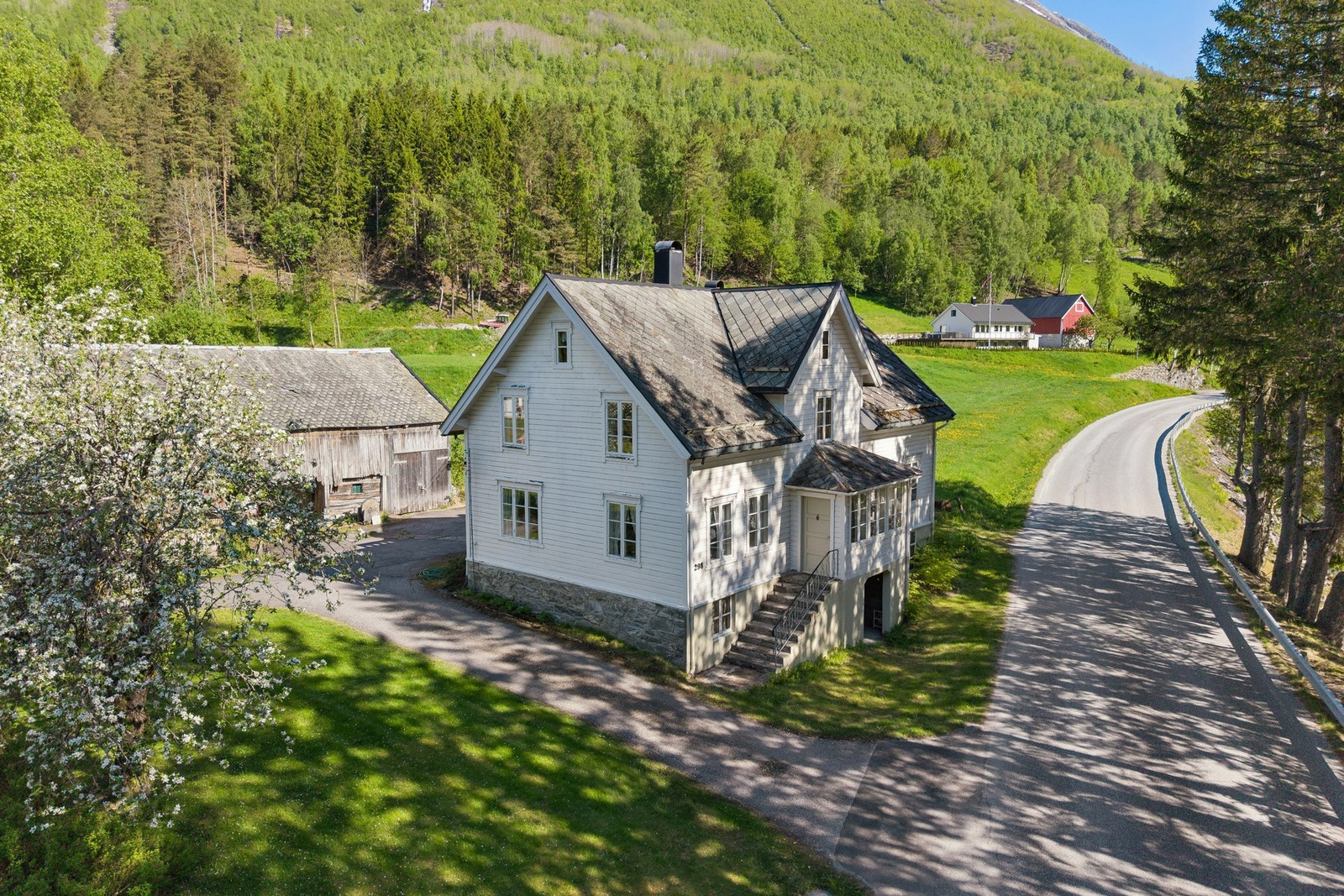 Eiendommen ligger like ved veien gjennom dalen og gjør det gunstig for drift av campingplass. Galleribilde