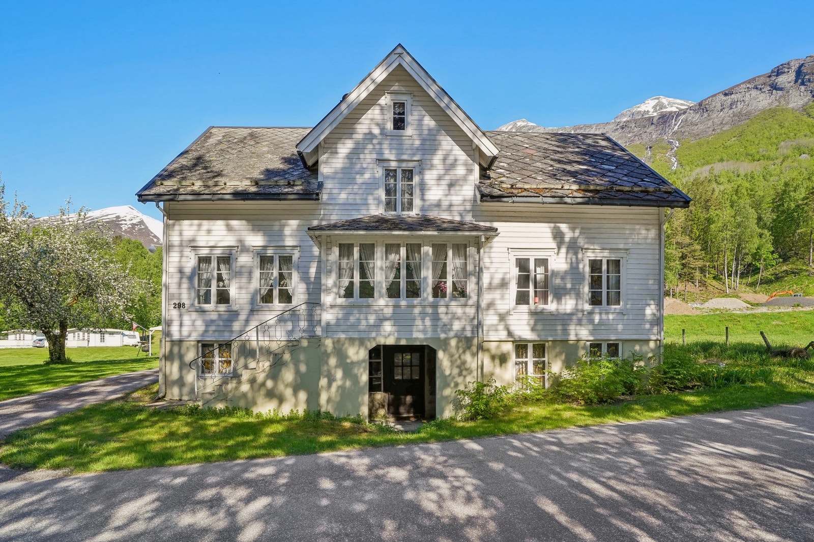 Et småbruk med flott våningshus og som også har campingplass. Galleribilde