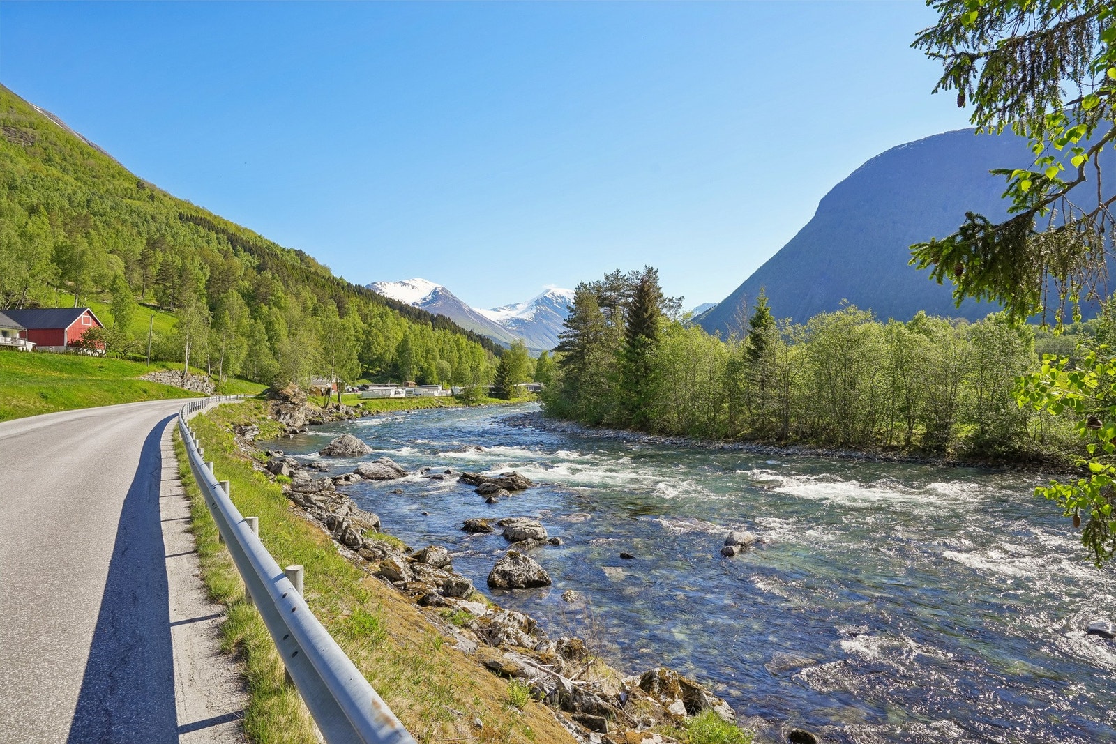 Elven Valldøla er populær for både fiske, rafting og det er kulper til bading flere steder. Galleribilde