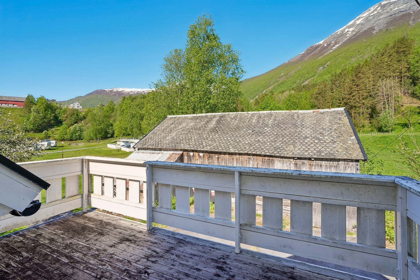 Flott utsikt fra terrasse mot de nydelige omgivelsene. Galleribilde