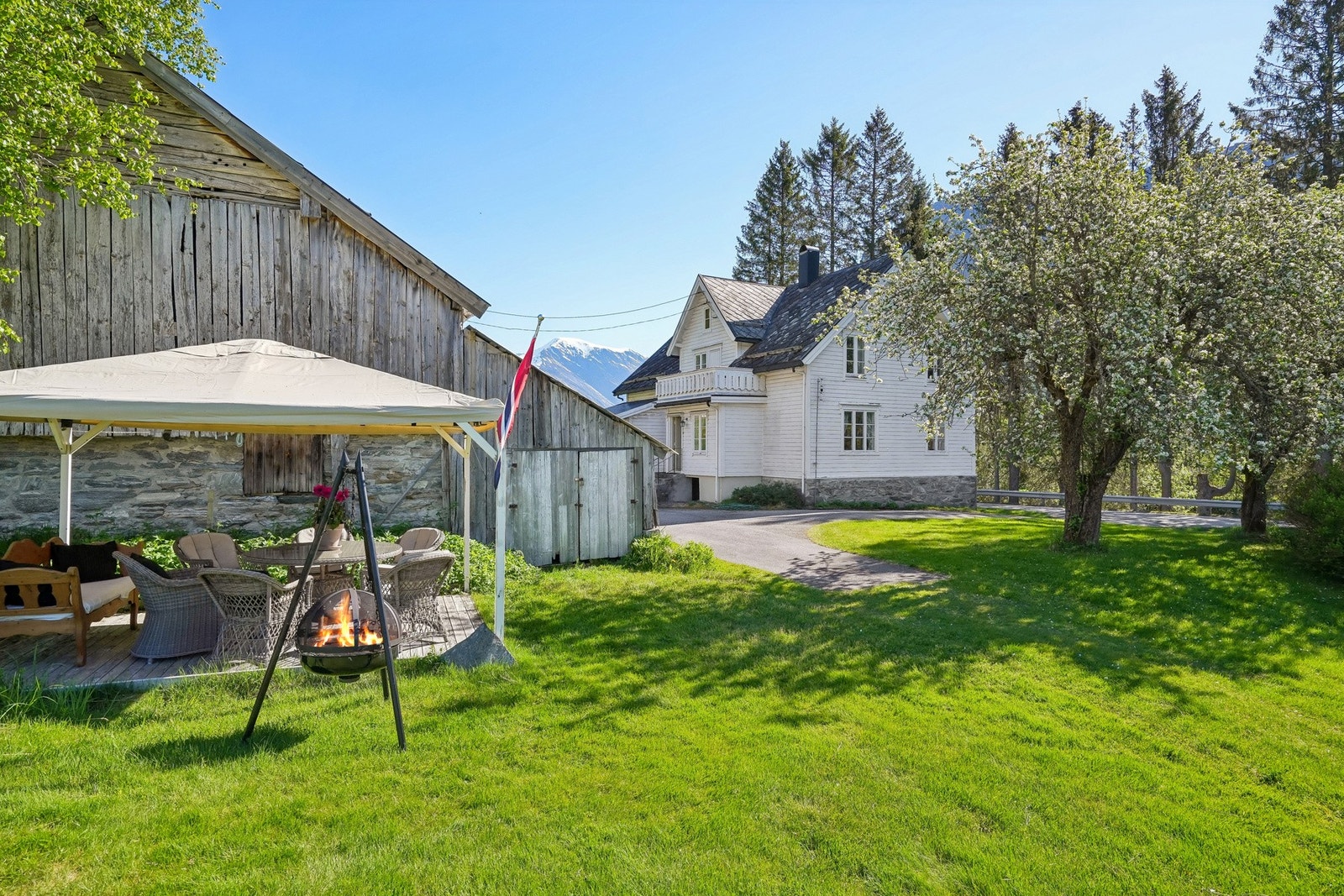 Ute er det etablert en hyggelig paviljong hvor det er fint å samles sommerdagene. Galleribilde