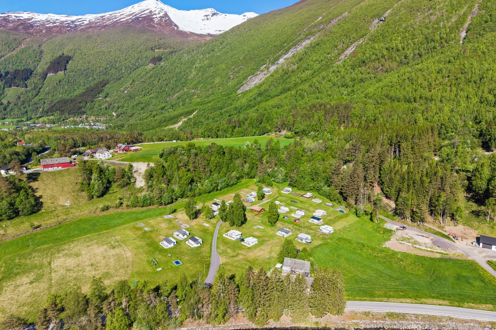 Campingplass omgitt av frodig natur og fjellandskap. Nydelig utgangspunkt for turer i området. Galleribilde