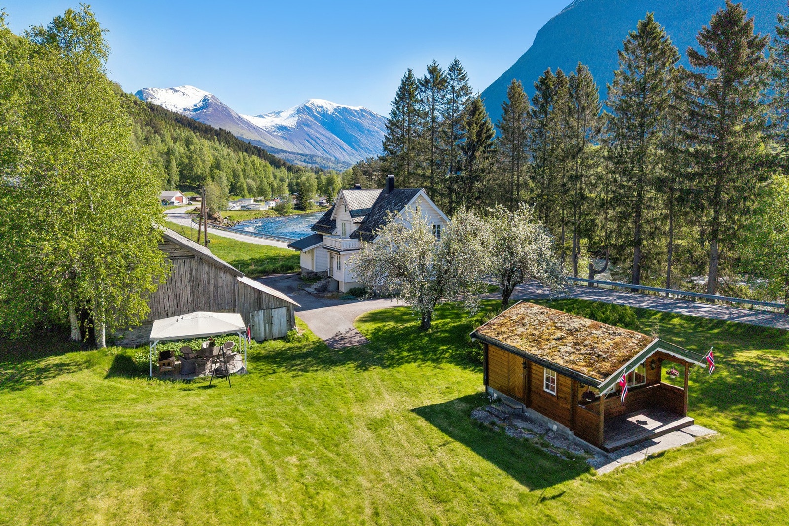 På eiendommen er det oppført våningshus, løe, sanitæranlegg, driftshus/resepsjon, hytte og 3 små hytter. Galleribilde
