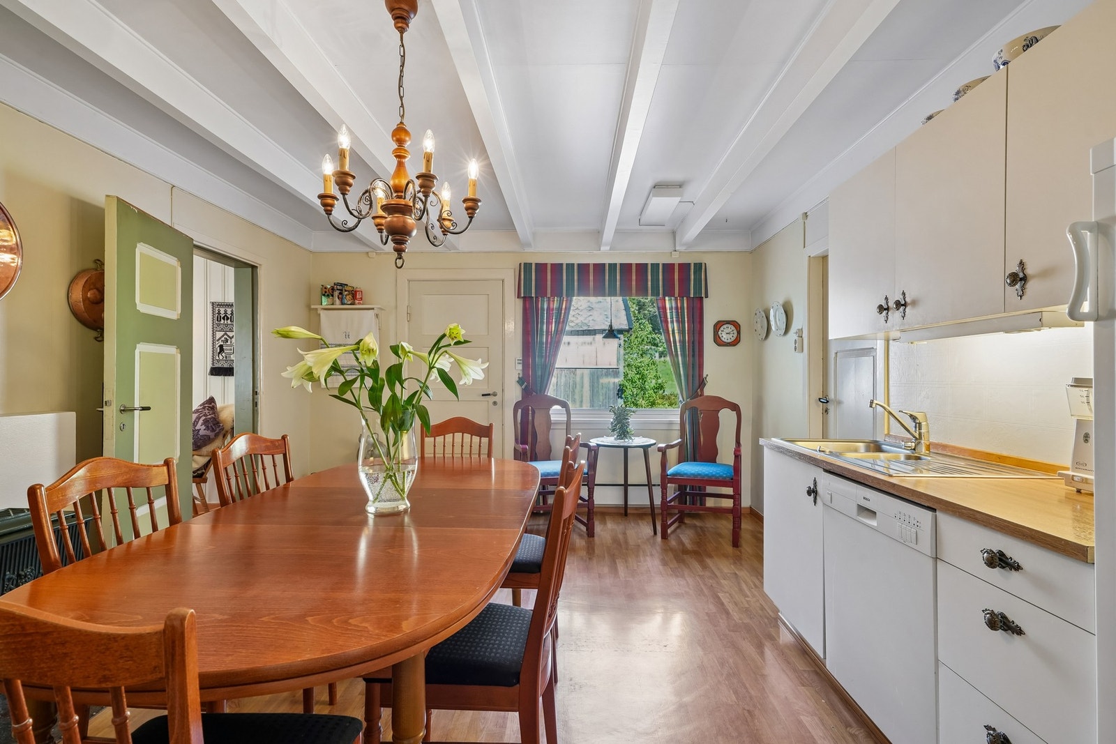 Her er det åpne løsninger og plass til både familie og gjester. Galleribilde