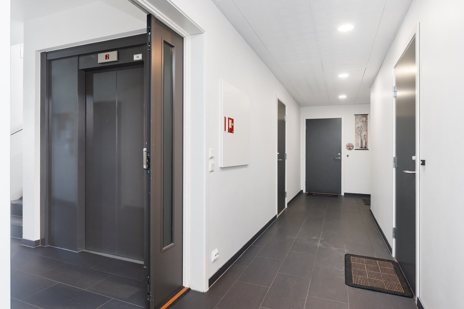 Inngang, med heis Galleribilde