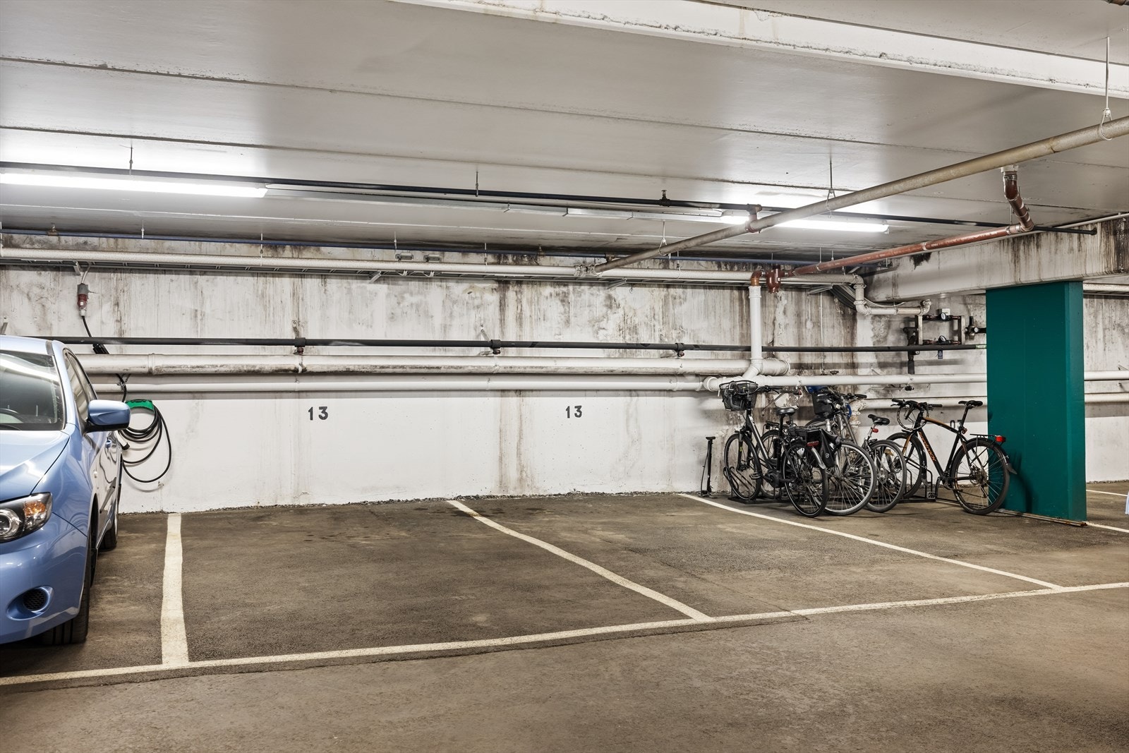Det medfølger to parkeringsplasser i felles garasjeanlegg, begge merket nr. 13. Galleribilde