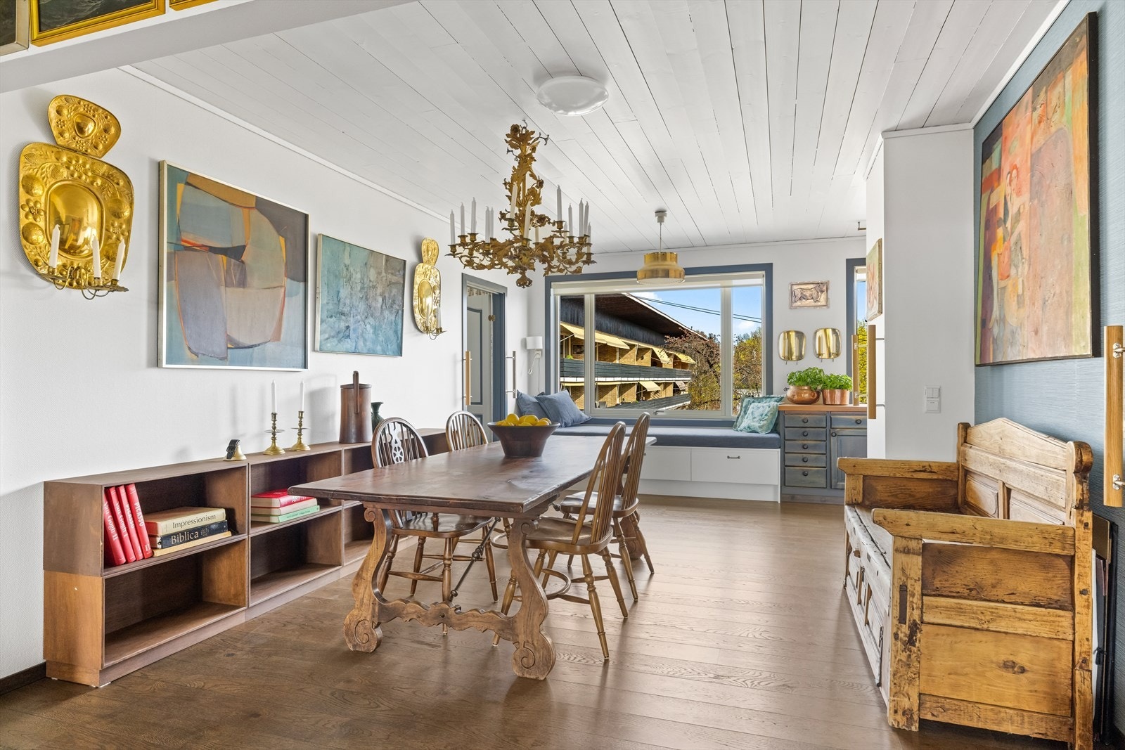 Videre åpner boligen opp mot en stor og hyggelig spisestue med god plass til å samle familie og venner. Galleribilde