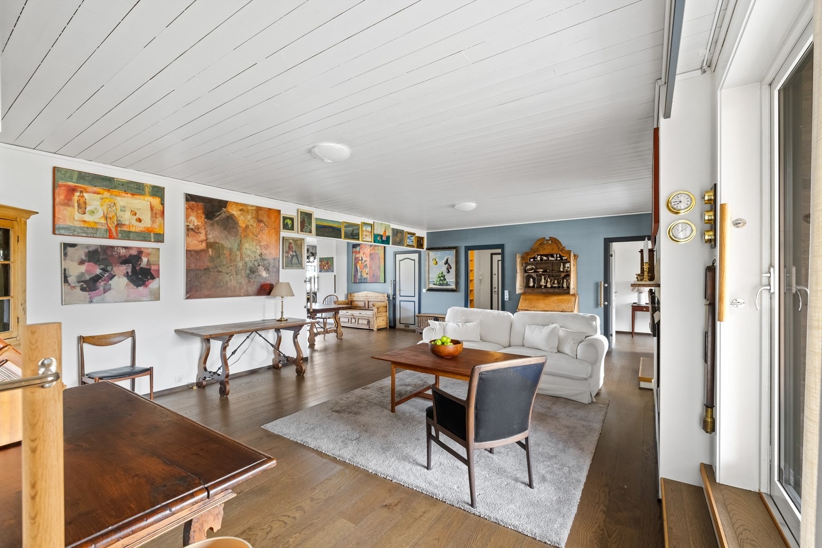 Her møtes du av en stor og luftig stue med god romfølelse og flotte oppholdsarealer. Galleribilde