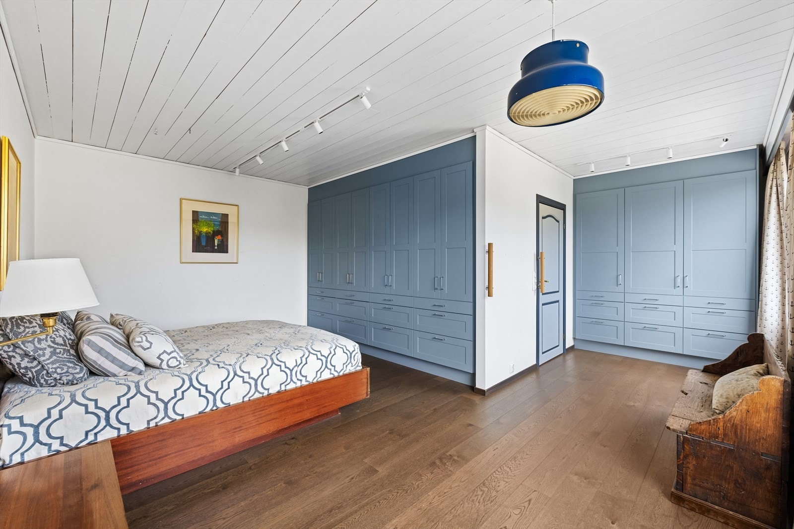 Soverommet har god plass til dobbeltseng med tilhørende nattbord. Galleribilde