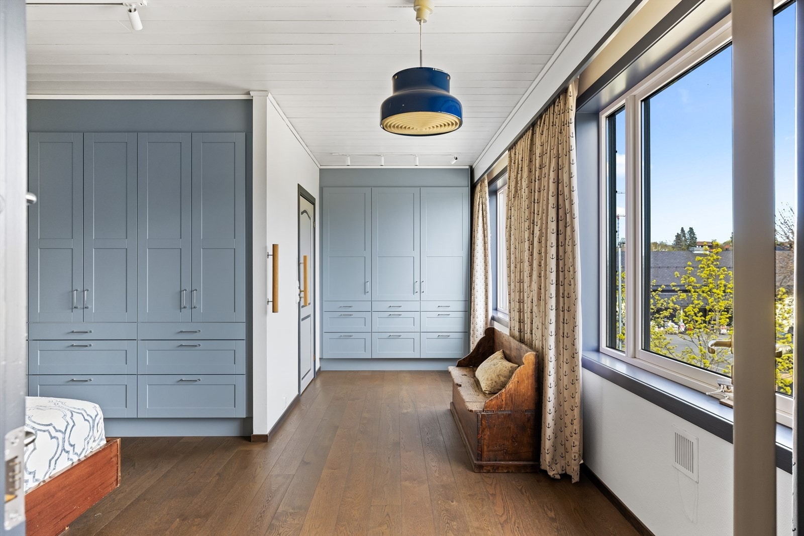 Et flott og gjennomført hovedsoverom, hvor de plassbygde garderobeløsningene fremhever det gode håndverket og de fine detaljene. Galleribilde