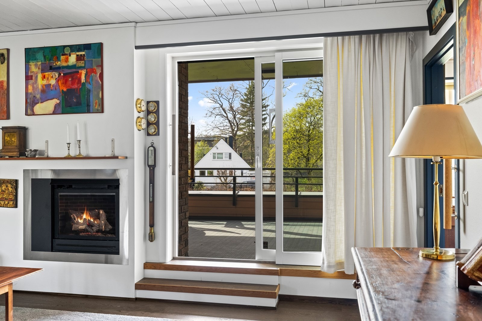 Fra stuen er det to separate utganger til terrassen, praktisk plassert på hver side av gasspeisen. Galleribilde