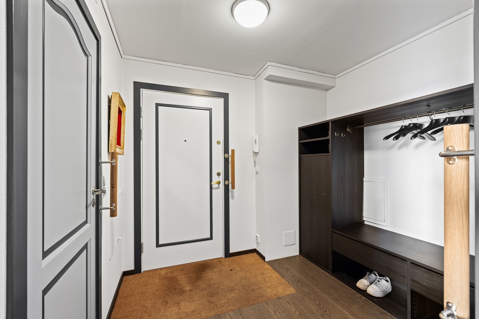 Velkommen inn i en romslig entré med en praktisk og åpen garderobeløsning. Galleribilde