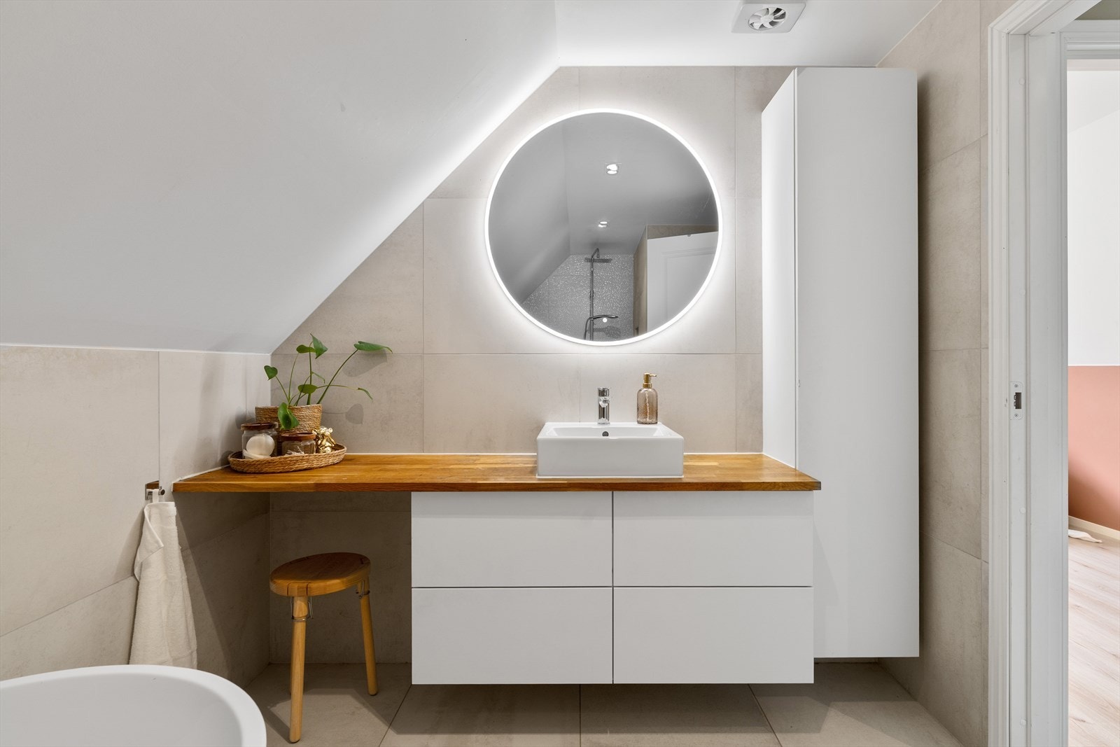 Badet er moderne og tidløst utformet og ble totalrenovert i 2020. Her får du flislagte overflater, behagelig gulvvarme og dimbare downlights i himlingen. Galleribilde
