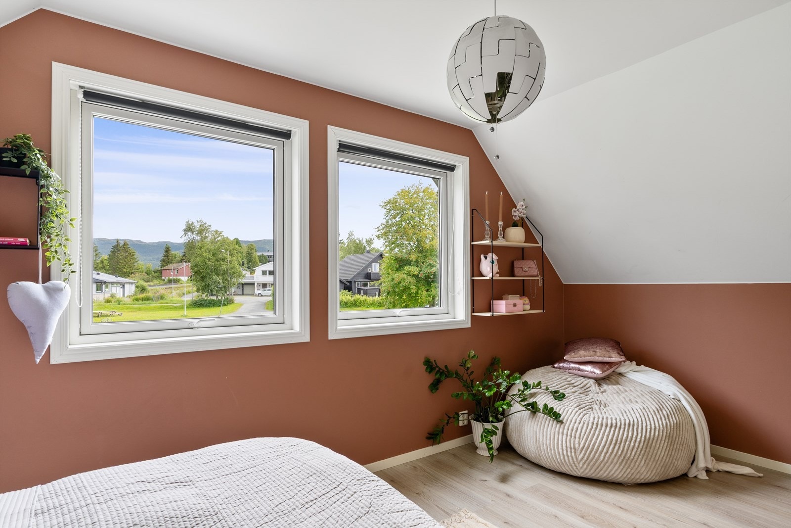Rommet har godt med naturlig lysinnslipp gjennom to vinduer, som gir en lys og luftig atmosfære. Vinduene byr samtidig på en hyggelig utsikt mot nærområdet. Galleribilde