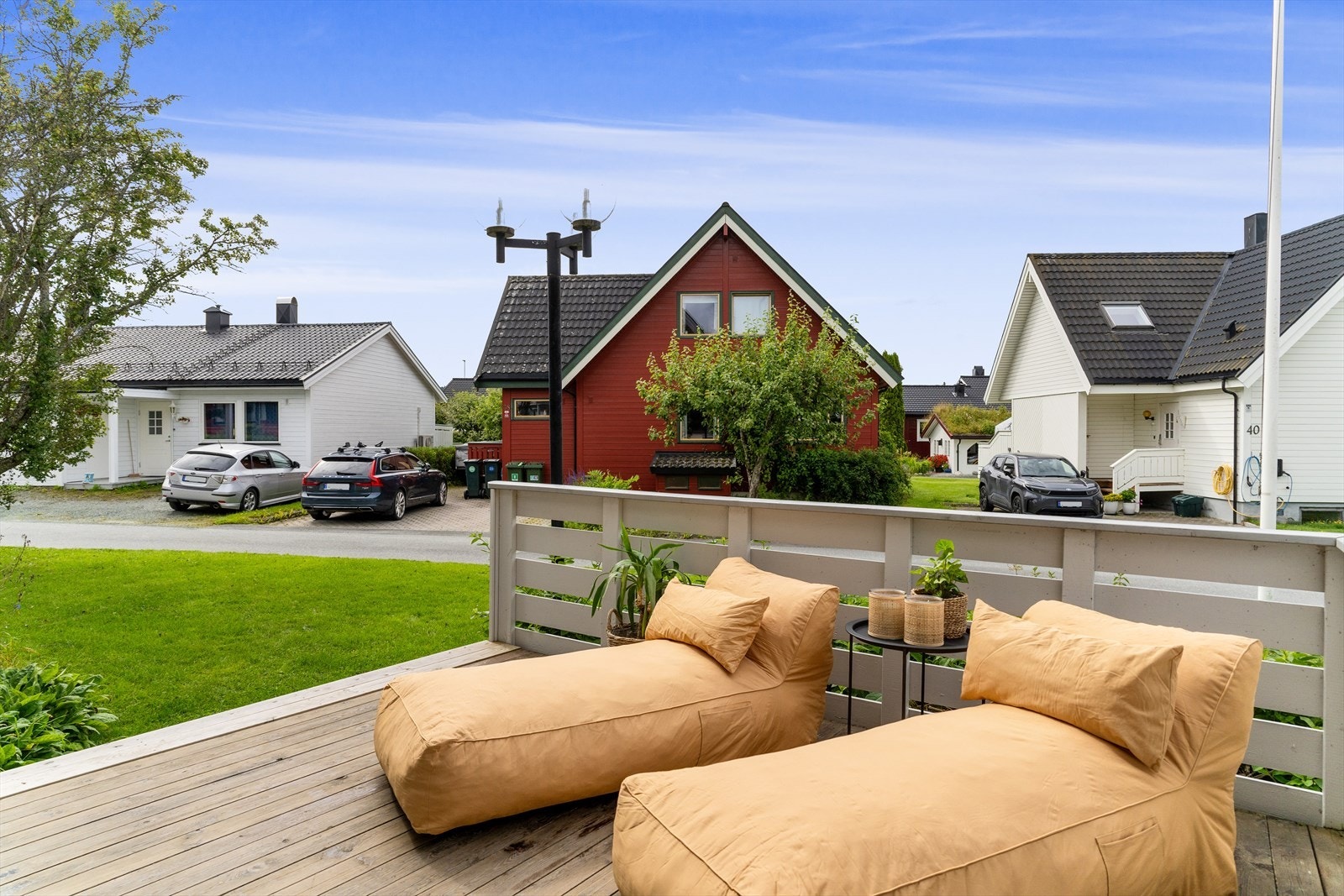 Fra stuen er det direkte tilgang til en stor terrasse på 34,5 m². Galleribilde
