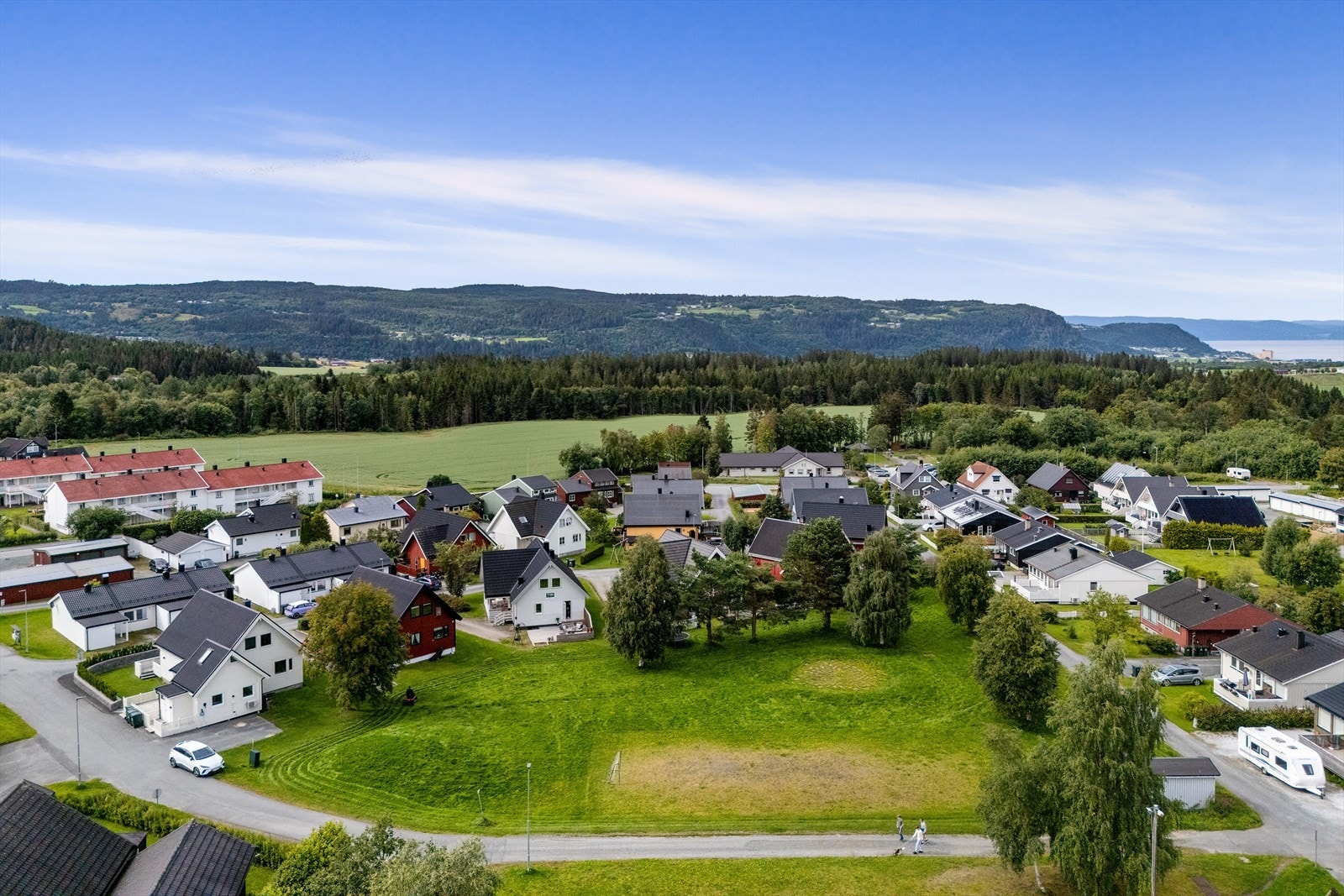 Bussholdeplass kun ca. 100 meter unna, og Melhus sentrum nås på rundt fem minutter med bil. Galleribilde