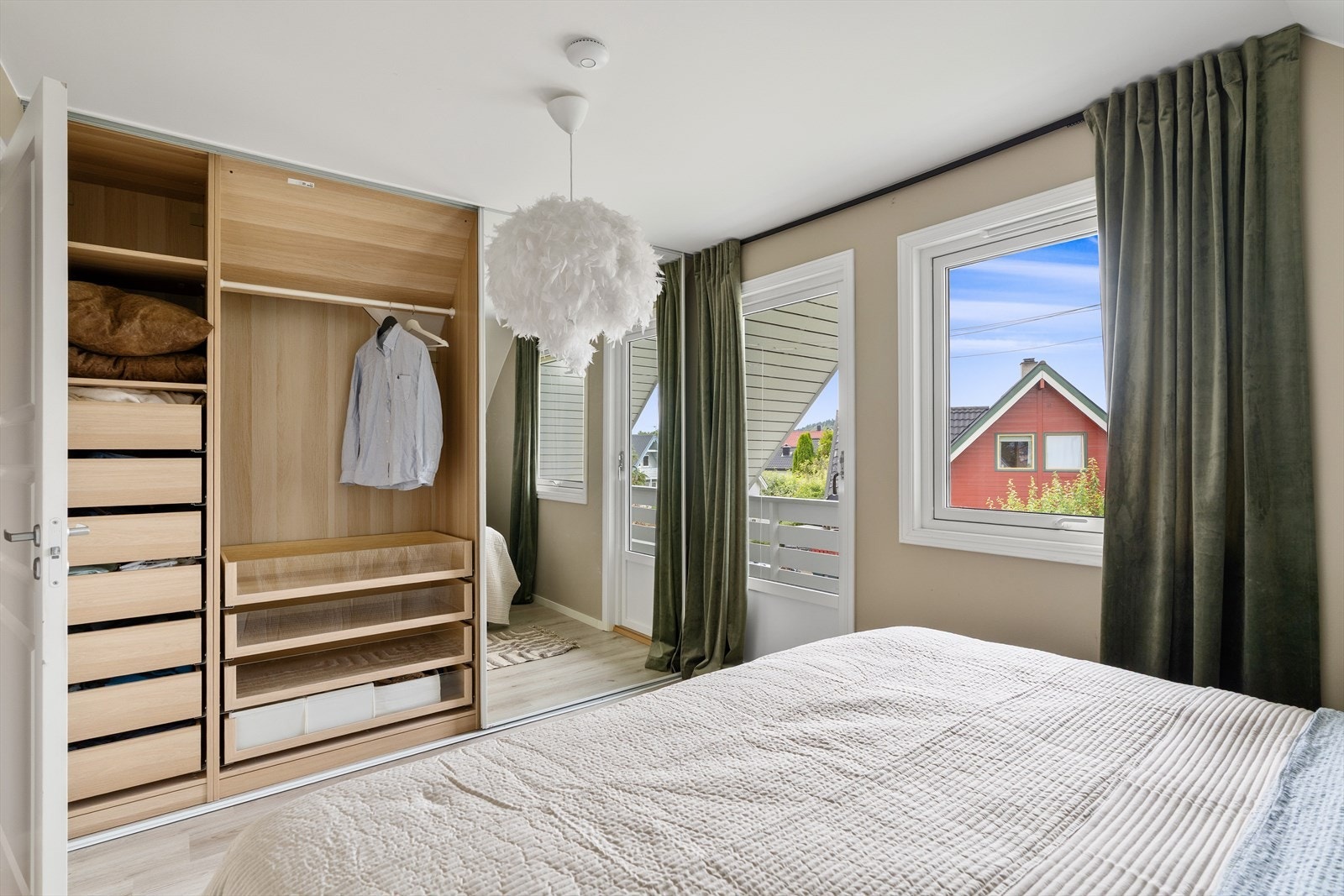 Hovedsoverommet er på 12 m² og har en svært romslig, innebygd garderobeløsning fra IKEA PAX-systemet. Garderoben har et praktisk speil montert på skinner, som enkelt kan flyttes etter behov. Galleribilde