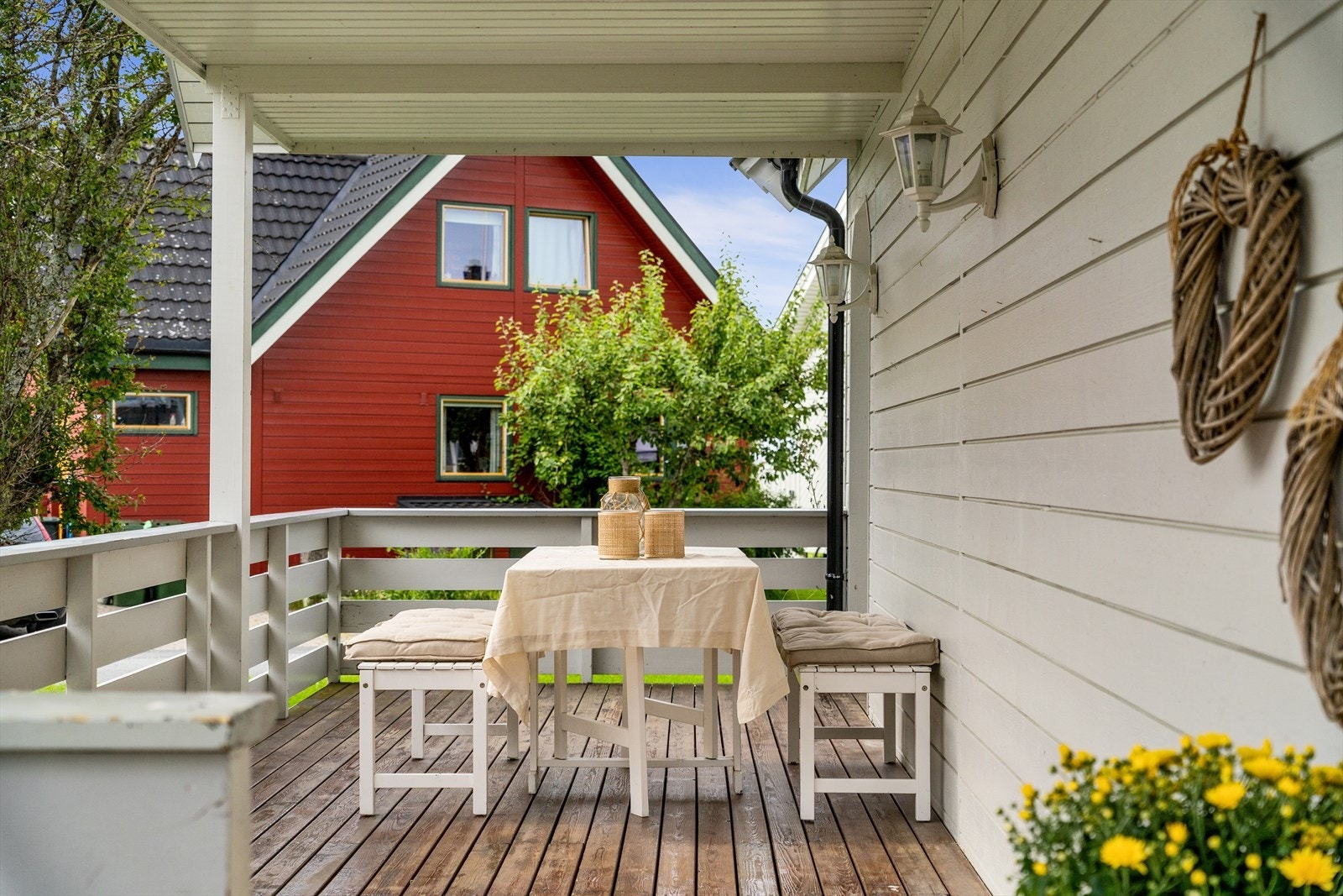Fra gangen beveger vi oss videre ut til boligens hyggelige uteområder, hvor det venter flere fine muligheter for å nyte dagene utendørs. Galleribilde
