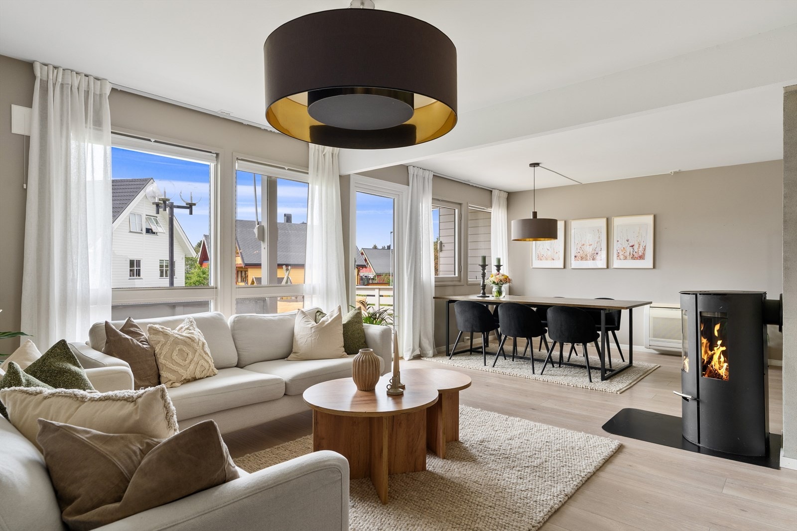 Boligen går over tre plan, og kjelleren byr på en romslig kjellerstue på 26 m², praktisk vaskerom og rikelig med bod-areal. Galleribilde
