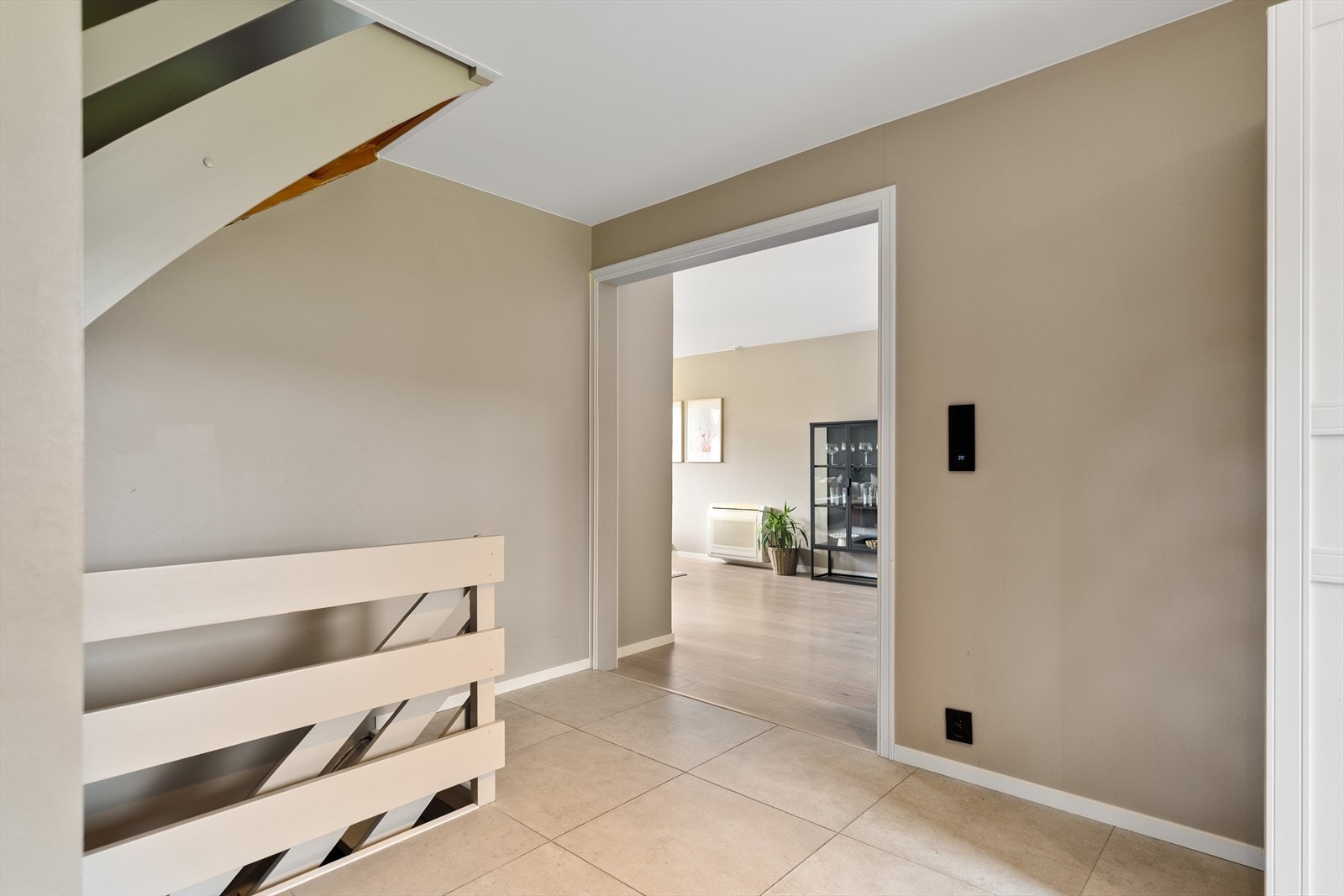 Entreen ble også renovert i 2024 med elegante 60 × 60 cm fliser, behagelig gulvvarme og dimbare downlights. 1. etasje har en smart belysningsløsning med Plejd-brytere. Galleribilde