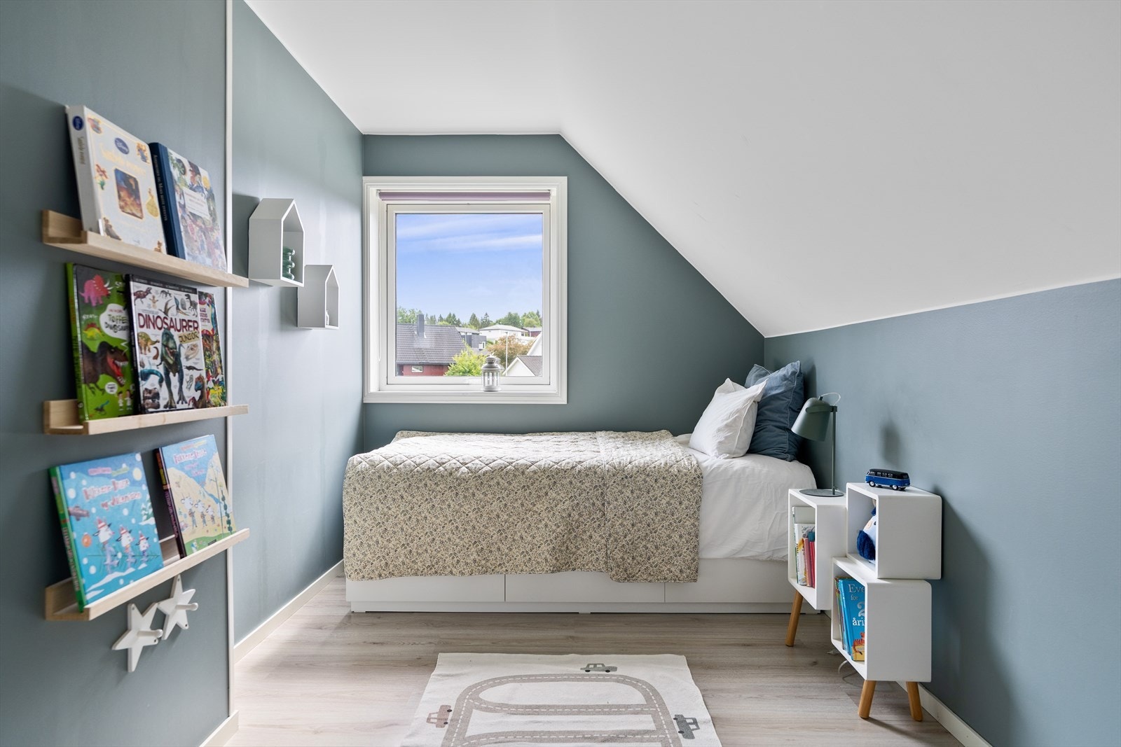 Det tredje soverommet er på 8 m² og er malt i en tidsriktig og behagelig blågrønn nyanse. Rommet er i dag innredet som et koselig barnerom, med en lun og innbydende atmosfære. Galleribilde