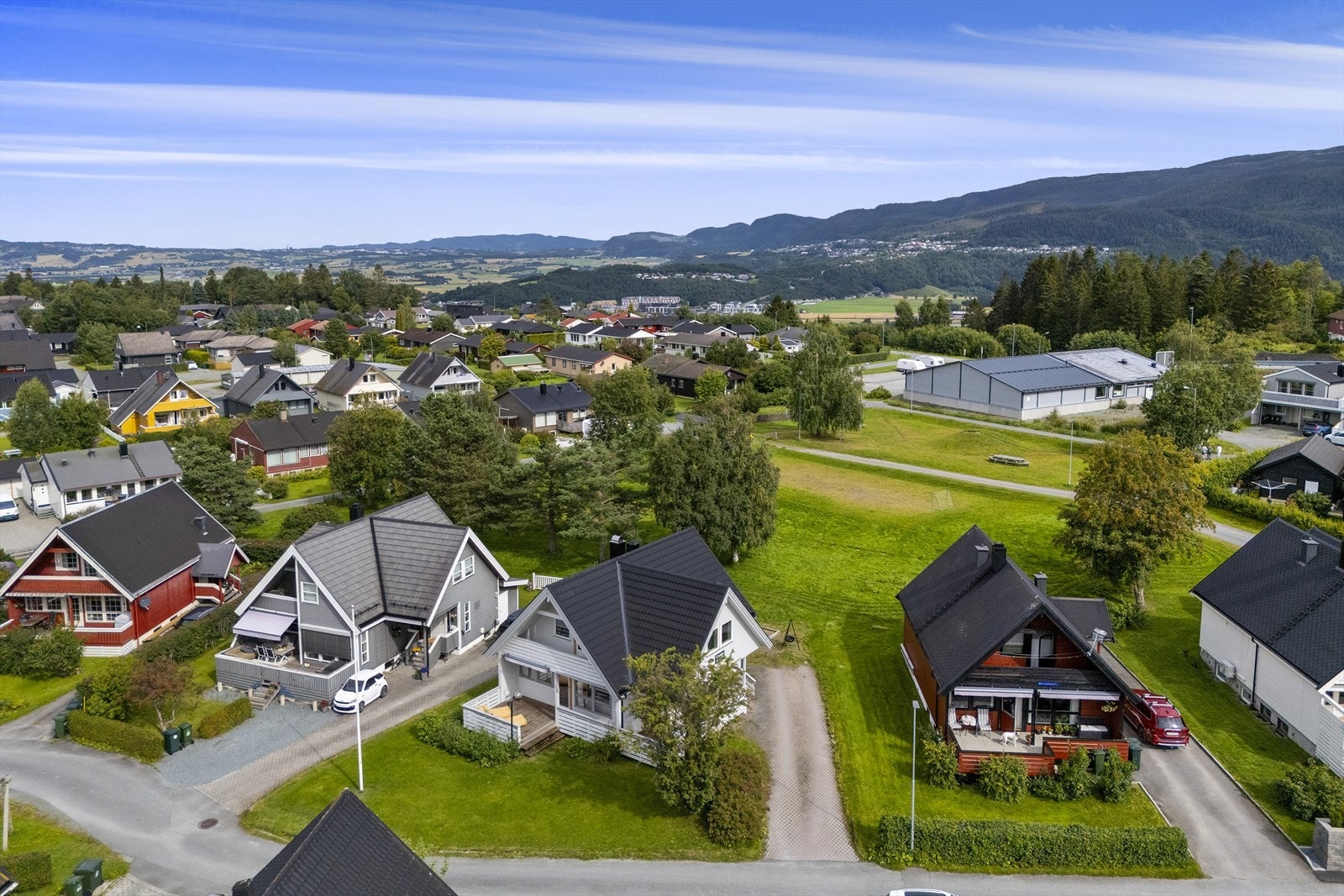 Boligen byr på gode uteområder med veranda og terrasse rundt tre av husets fire sider. Her finner du både overbygde og åpne partier, som gir fine muligheter for å nyte utelivet gjennom store deler av året. Galleribilde
