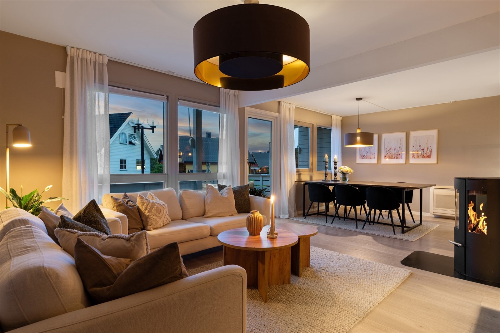 Her får du en romslig stue på 34,5 m². Galleribilde