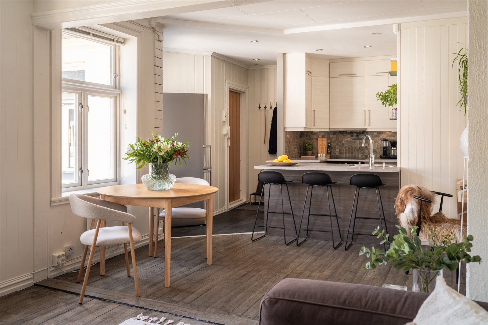 Den åpne stue- og kjøkkenløsningen er på 21 m² med gode møbleringsmuligheter. Galleribilde