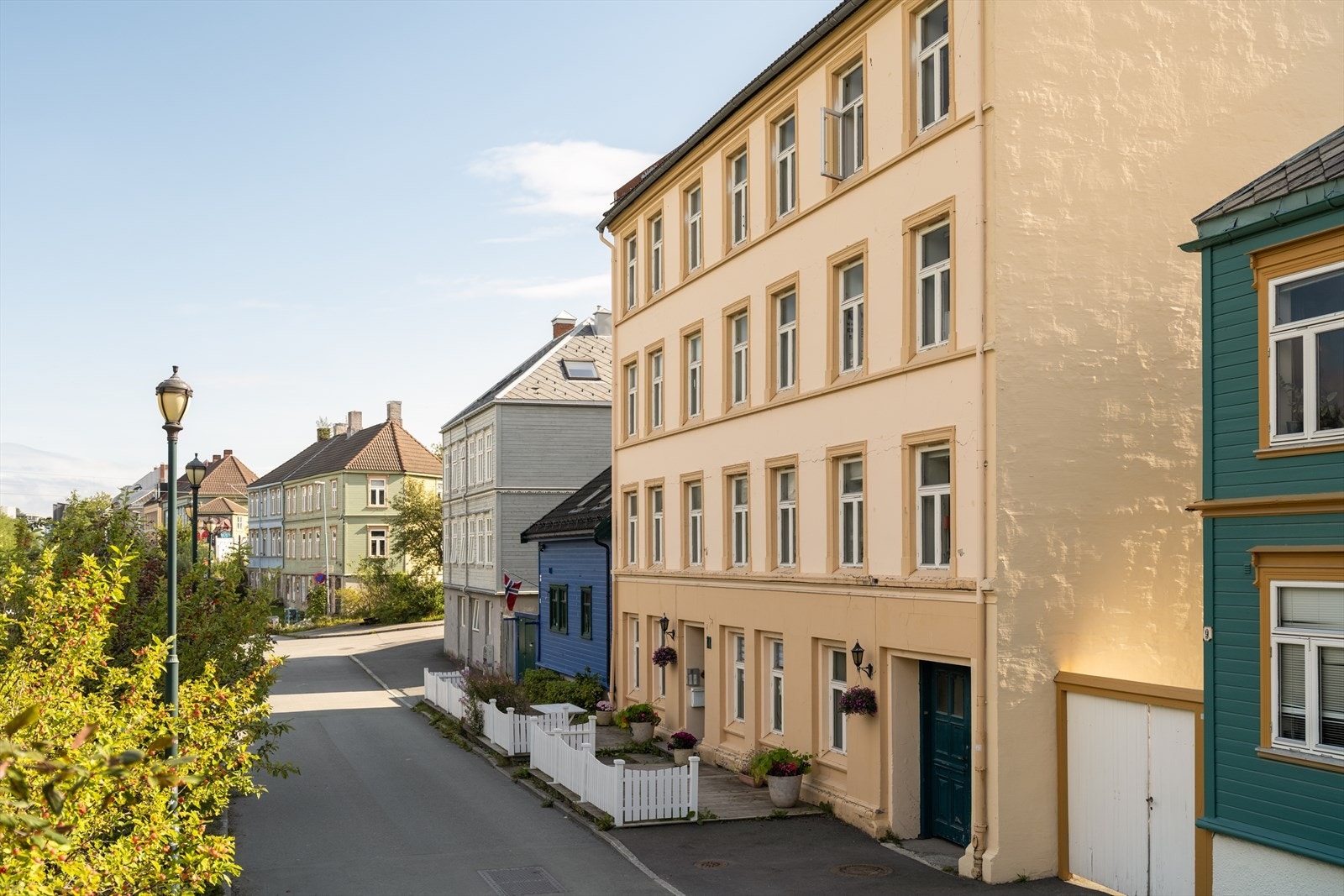 Veldrevet sameie hvor tidligere eier opplyste om at nytt branvarslingsanleg og nødvendig brannsikring ble etablert rundt 2018. Galleribilde
