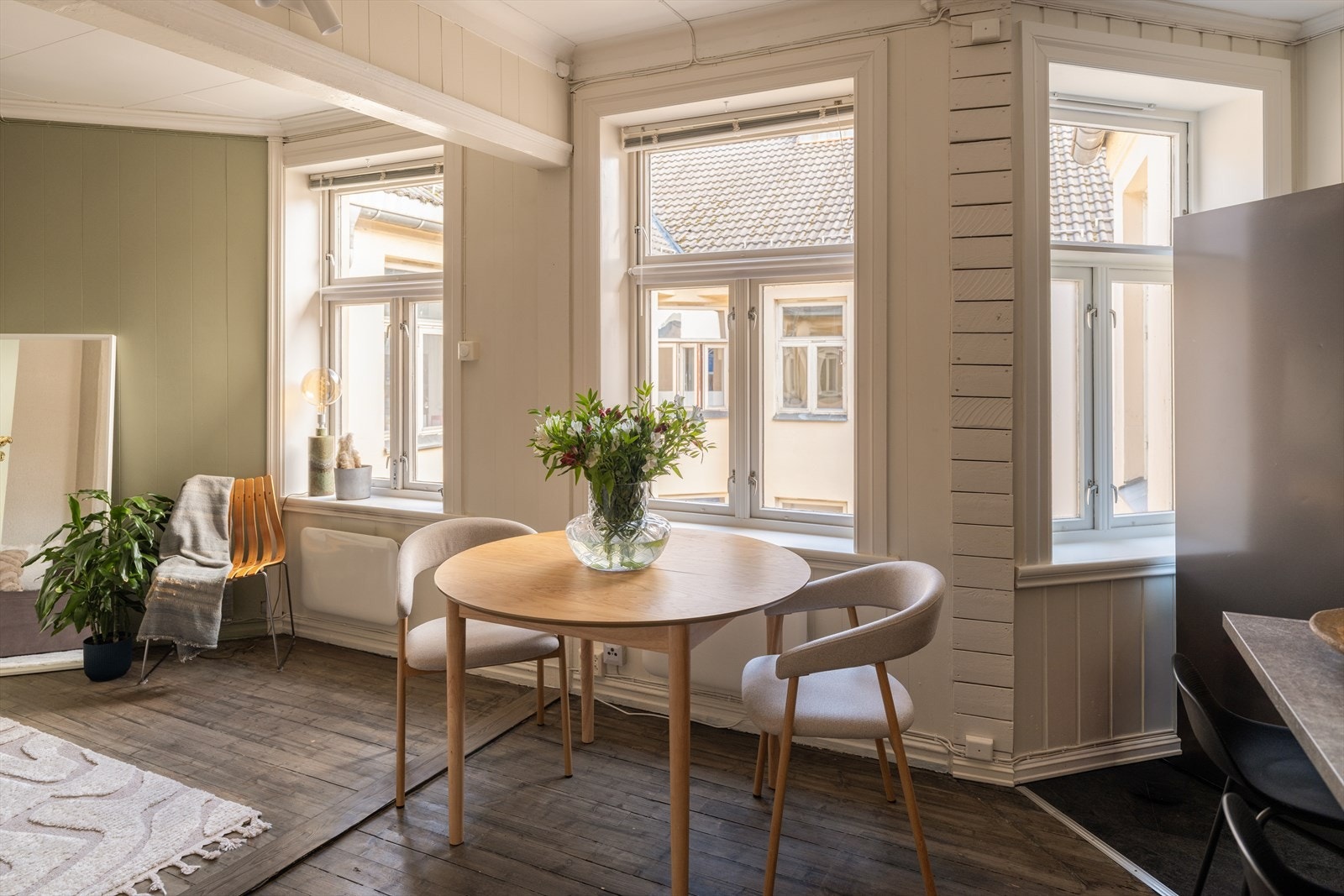 Her har du god plass til trivelig spisesone mellom stue og kjøkken. Galleribilde
